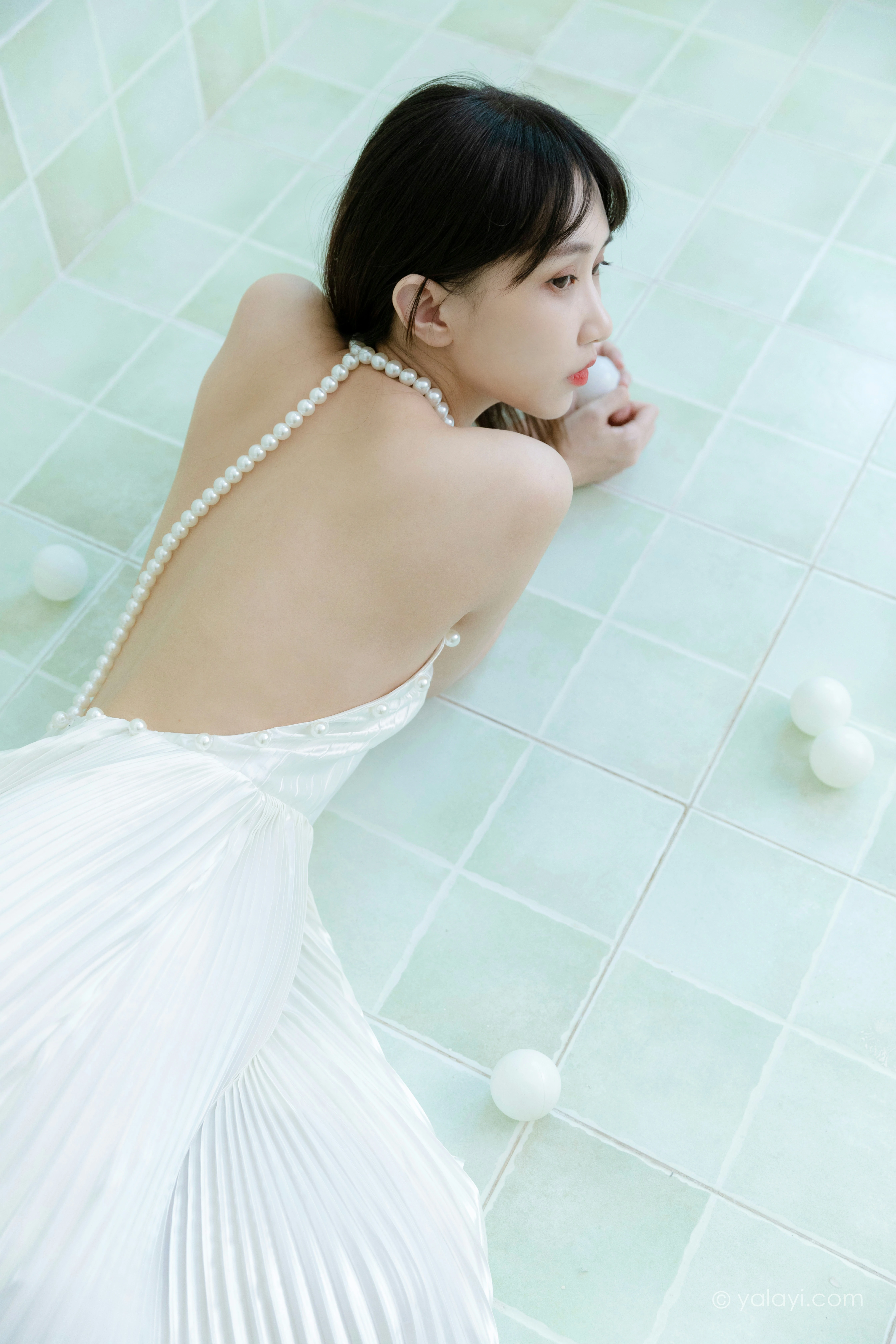 [YALAYI雅拉伊]NO.818 窗内窗外 妍妍 白色吊带裸背连衣裙性感写真集第8张