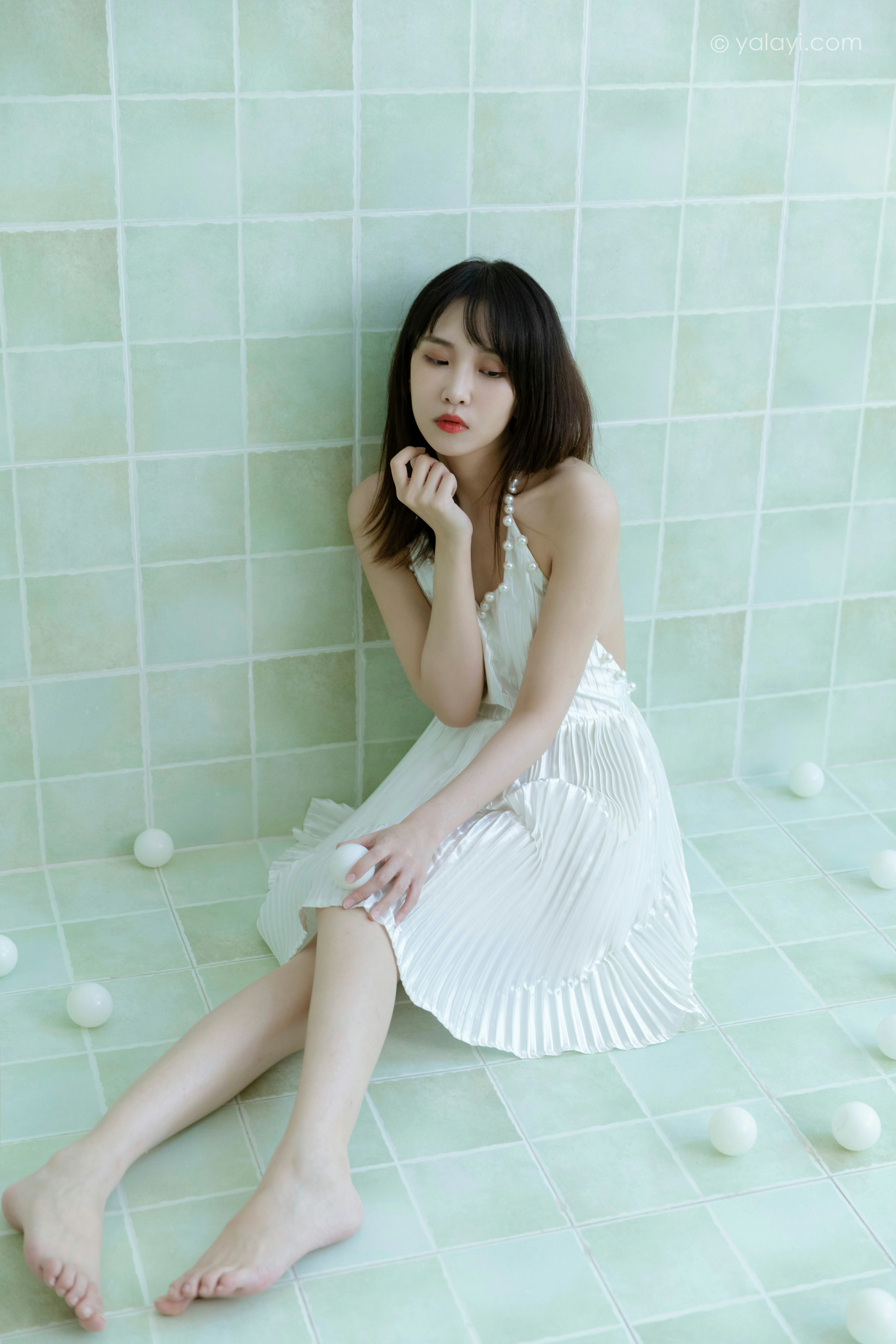 [YALAYI雅拉伊]NO.818 窗内窗外 妍妍 白色吊带裸背连衣裙性感写真集第3张