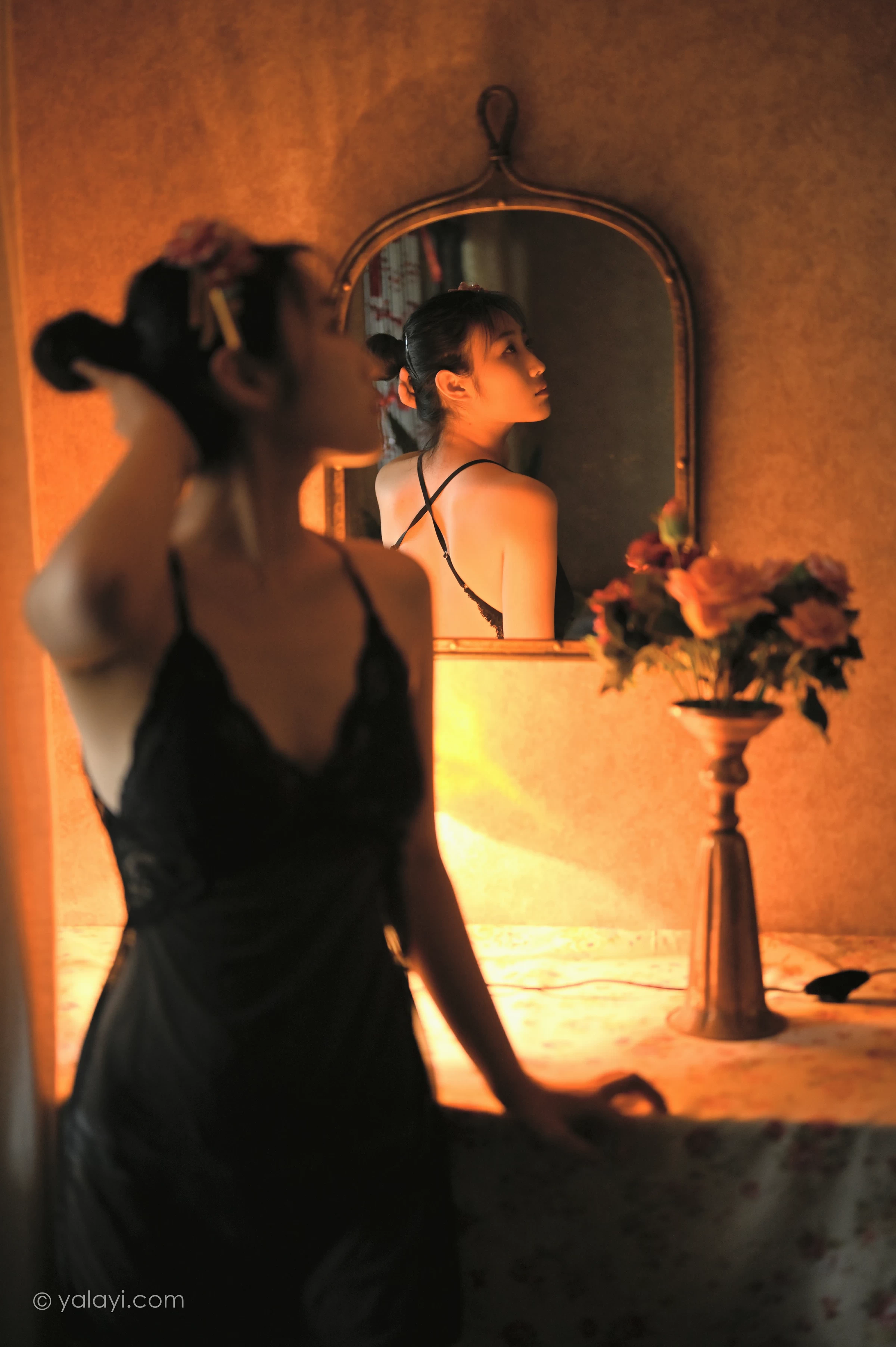 [YALAYI雅拉伊]NO.673 《剪烛西窗》 沈伊 黑色吊带蕾丝睡衣裙性感私房写真集第3张