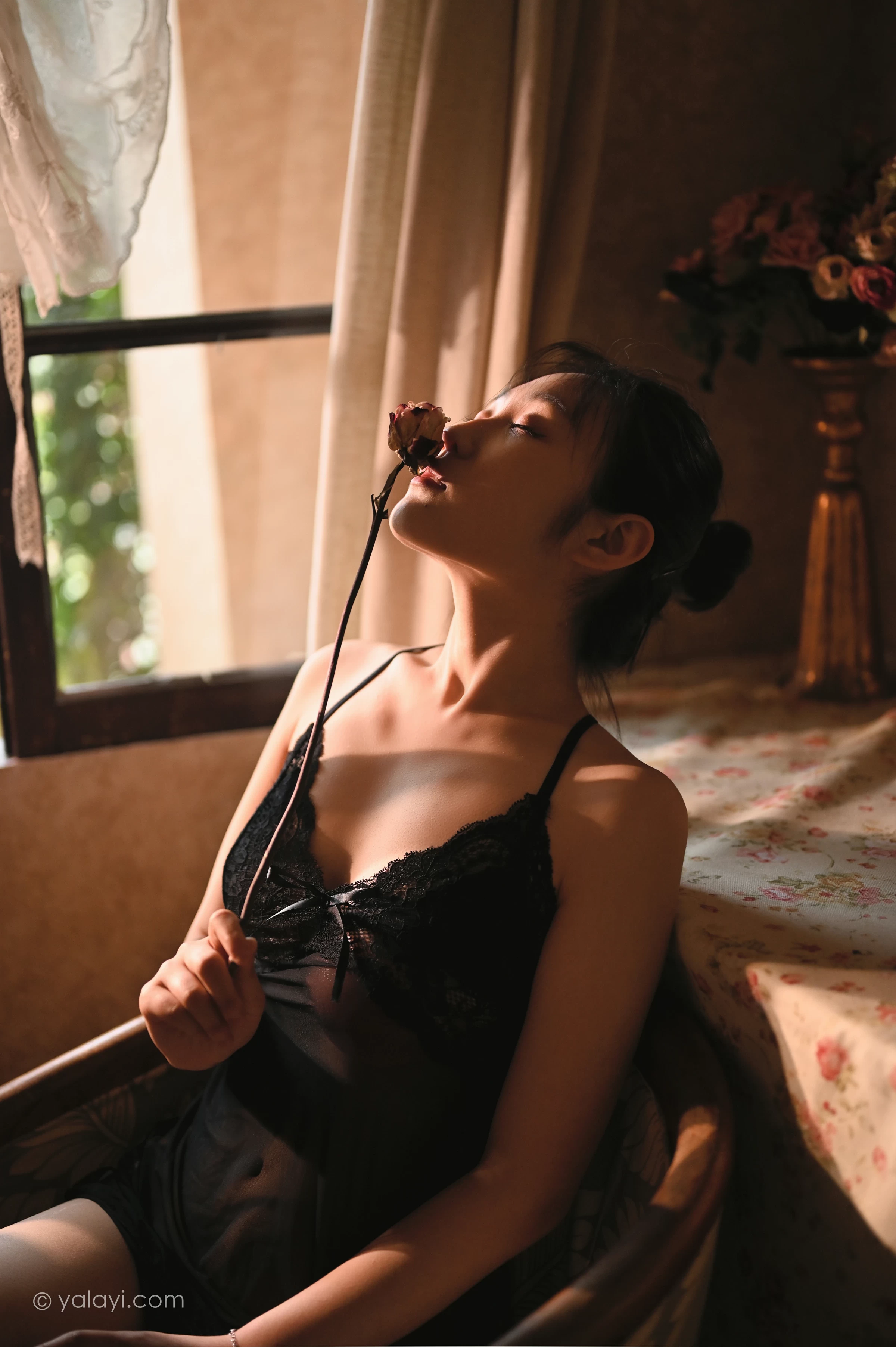 [YALAYI雅拉伊]NO.673 《剪烛西窗》 沈伊 黑色吊带蕾丝睡衣裙性感私房写真集第8张