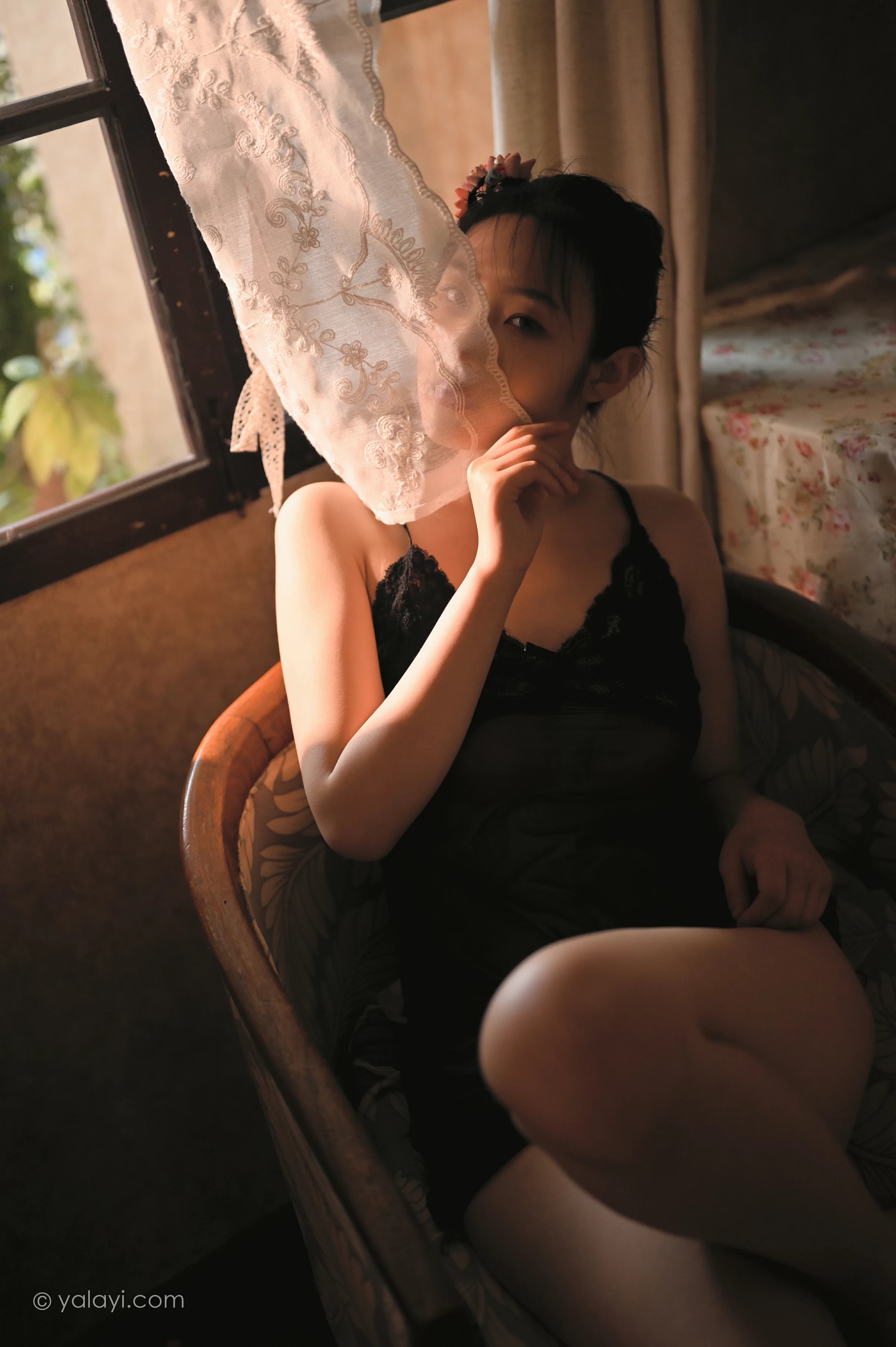 [YALAYI雅拉伊]NO.673 《剪烛西窗》 沈伊 黑色吊带蕾丝睡衣裙性感私房写真集第13张