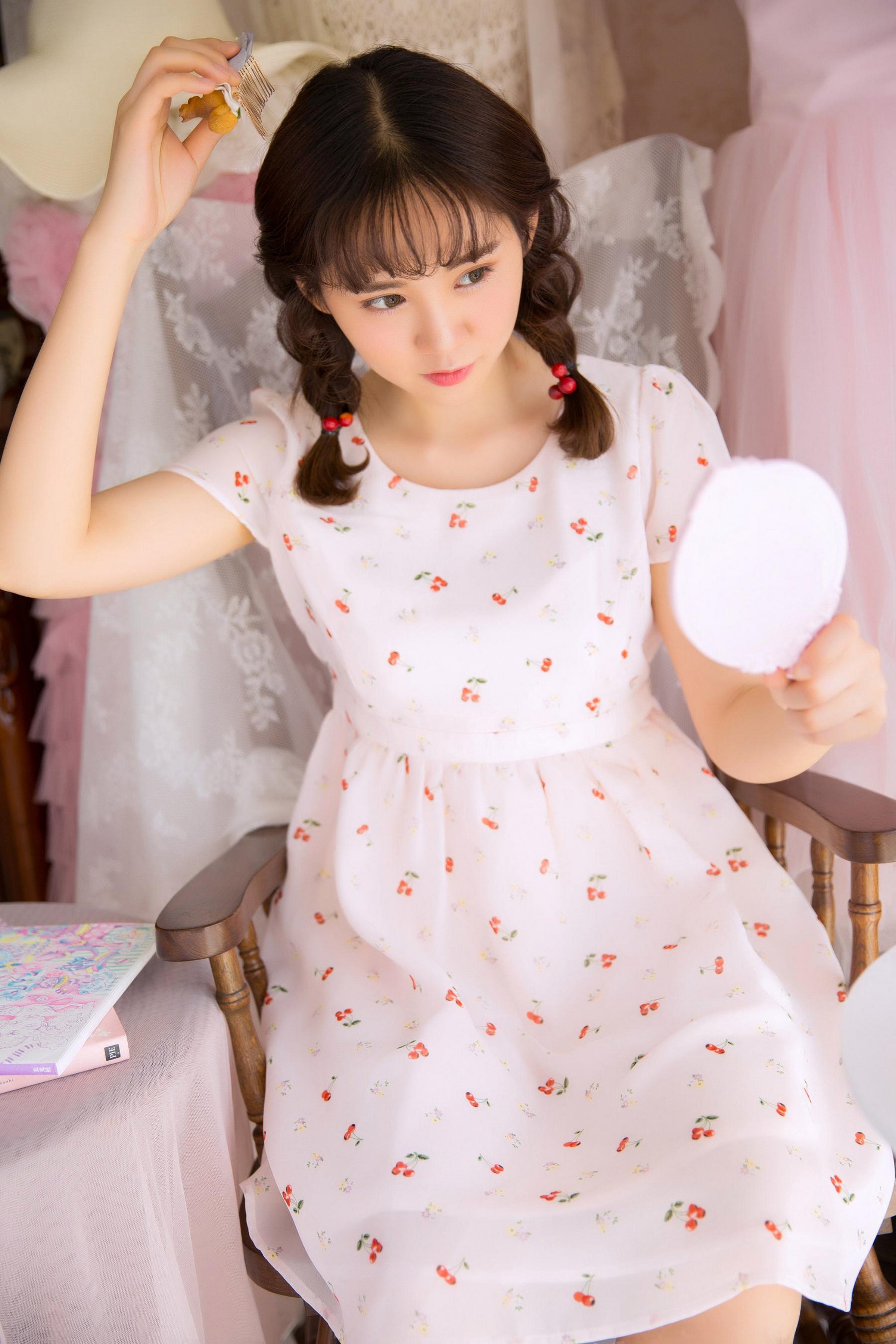 [YALAYI雅拉伊]2022.05.26 甜美少女 白色透视蕾丝连衣裙居家清纯写真集第1张