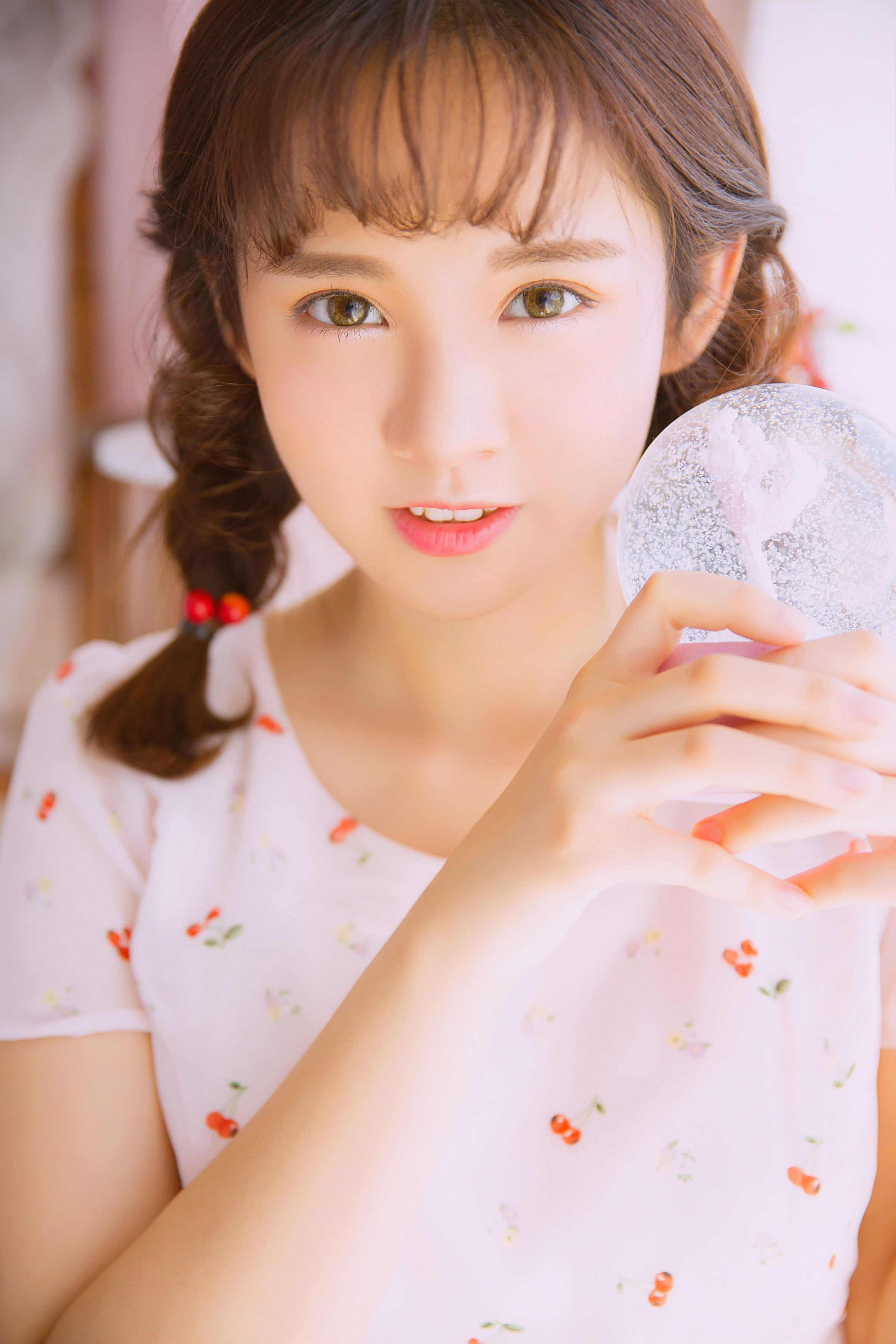 [YALAYI雅拉伊]2022.05.26 甜美少女 白色透视蕾丝连衣裙居家清纯写真集第2张