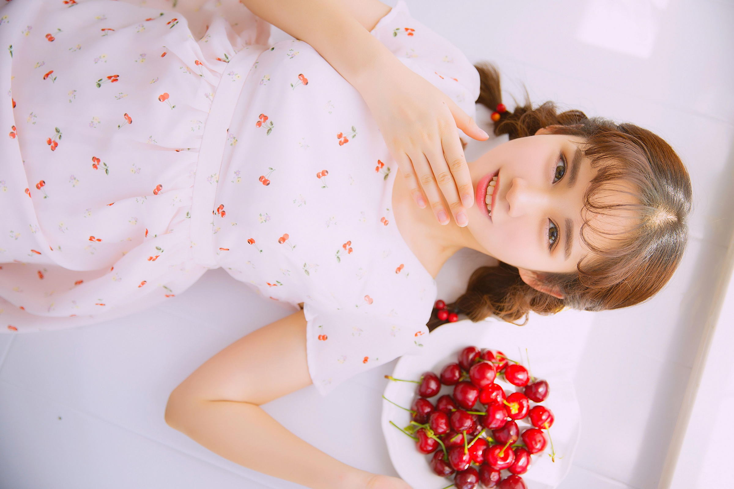 [YALAYI雅拉伊]2022.05.26 甜美少女 白色透视蕾丝连衣裙居家清纯写真集第7张