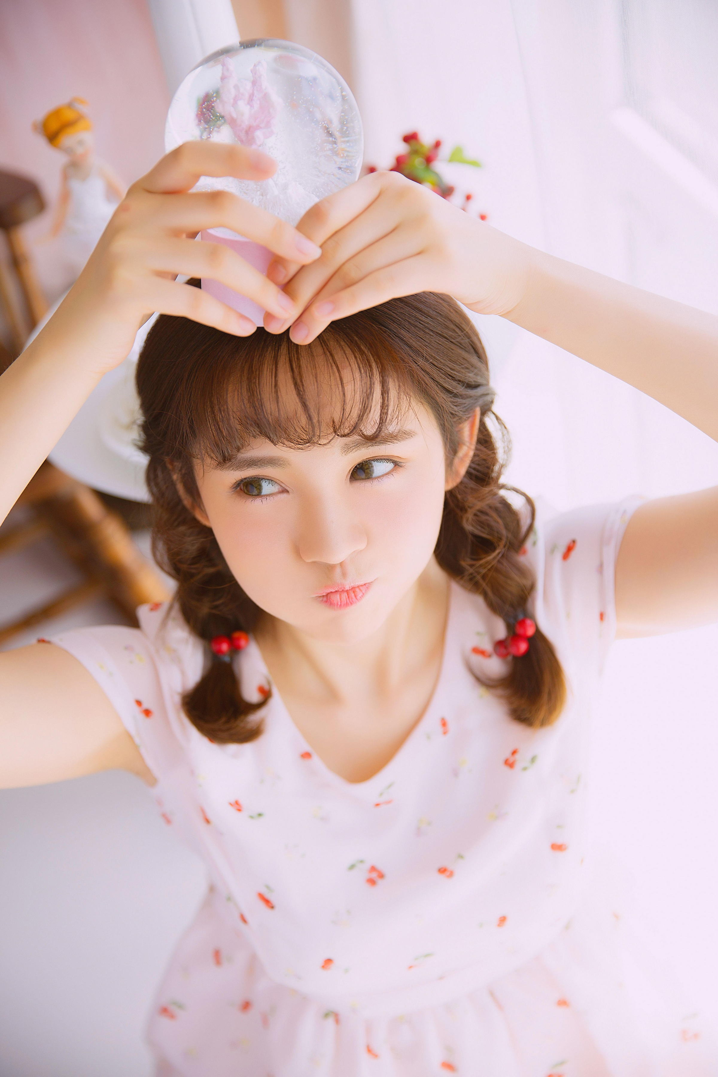 [YALAYI雅拉伊]2022.05.26 甜美少女 白色透视蕾丝连衣裙居家清纯写真集第3张