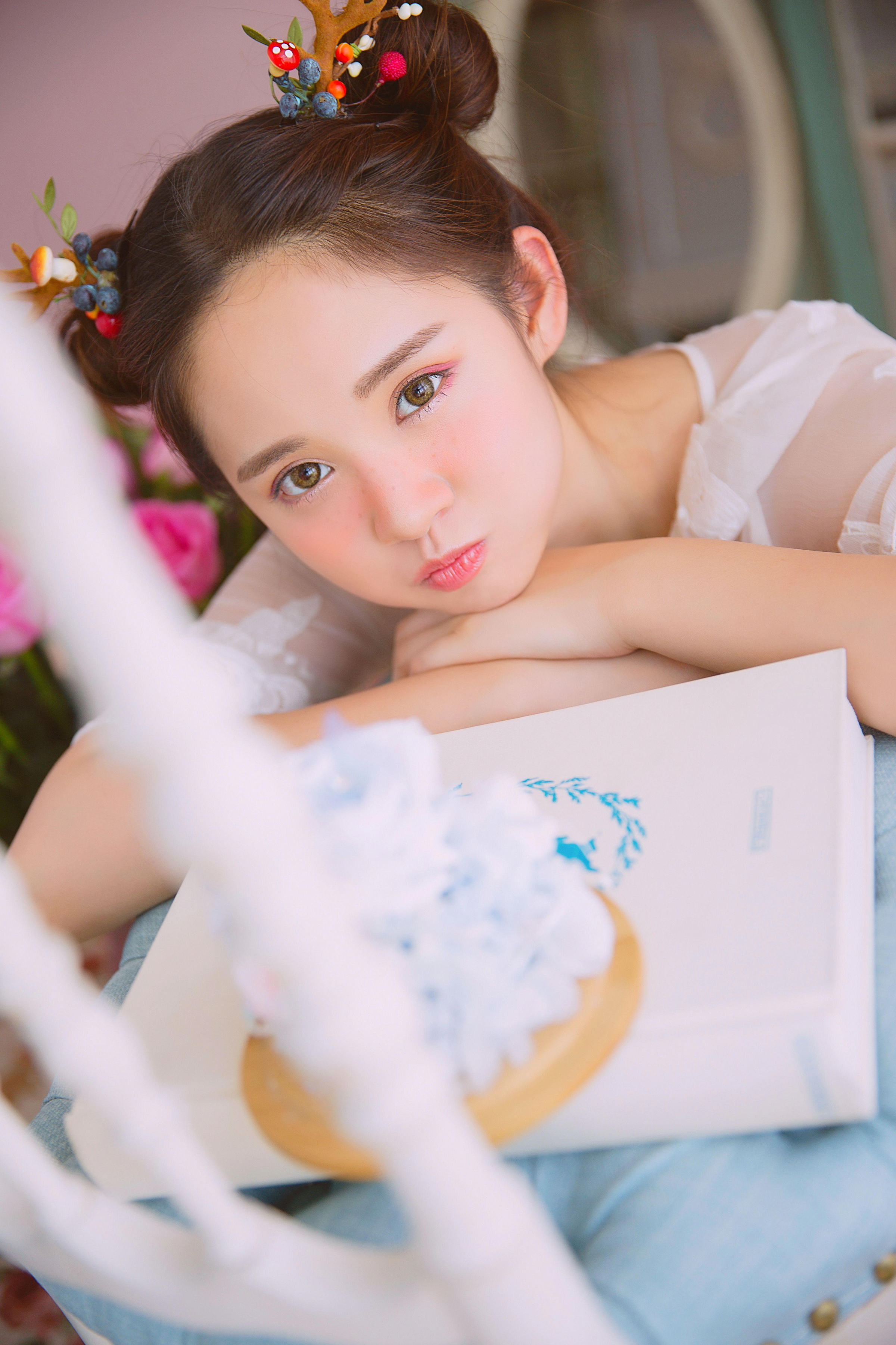 [YALAYI雅拉伊]2022.05.26 甜美少女 白色透视蕾丝连衣裙居家清纯写真集第9张