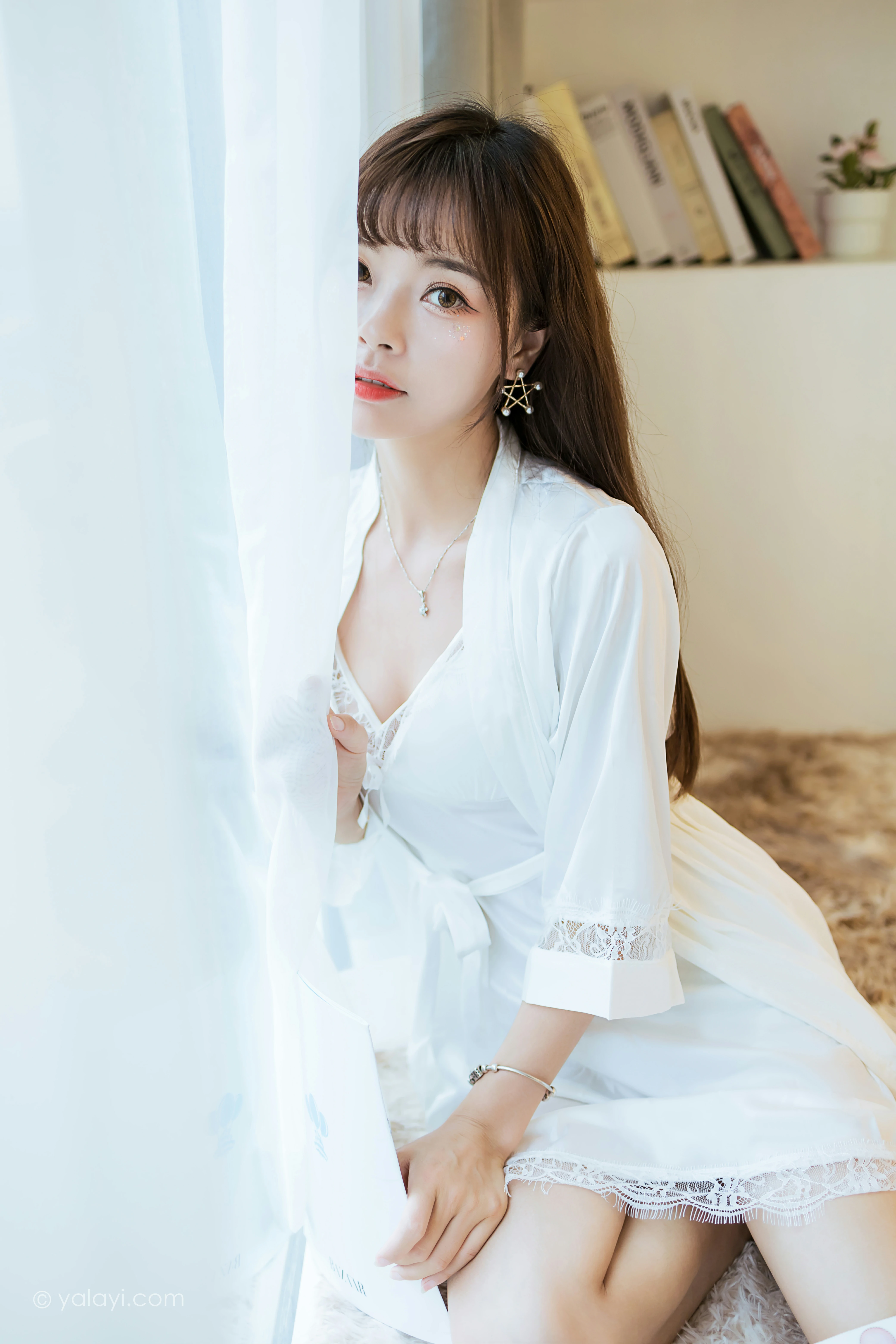 [YALAYI雅拉伊]NO.839 休闲的日子 程小蝶 白色睡衣加蕾丝内衣居家私房写真集第13张
