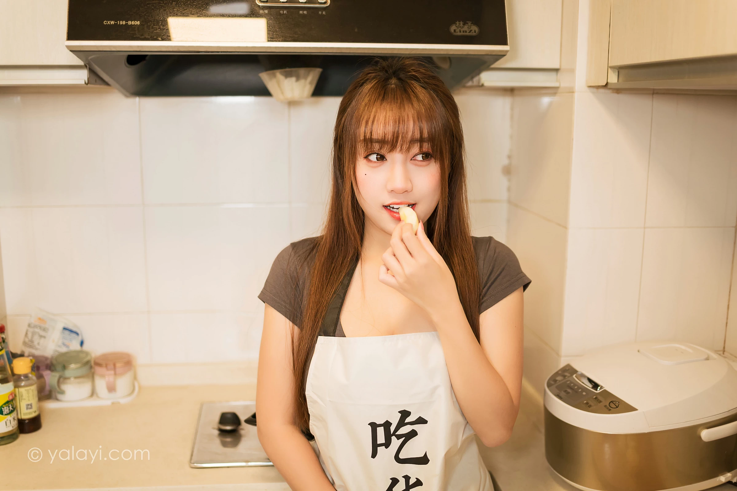 [YALAYI雅拉伊]NO.745 《下班的诱惑》 虞艺 棕色短袖加灰色碎花短裙居家性感写真集第2张