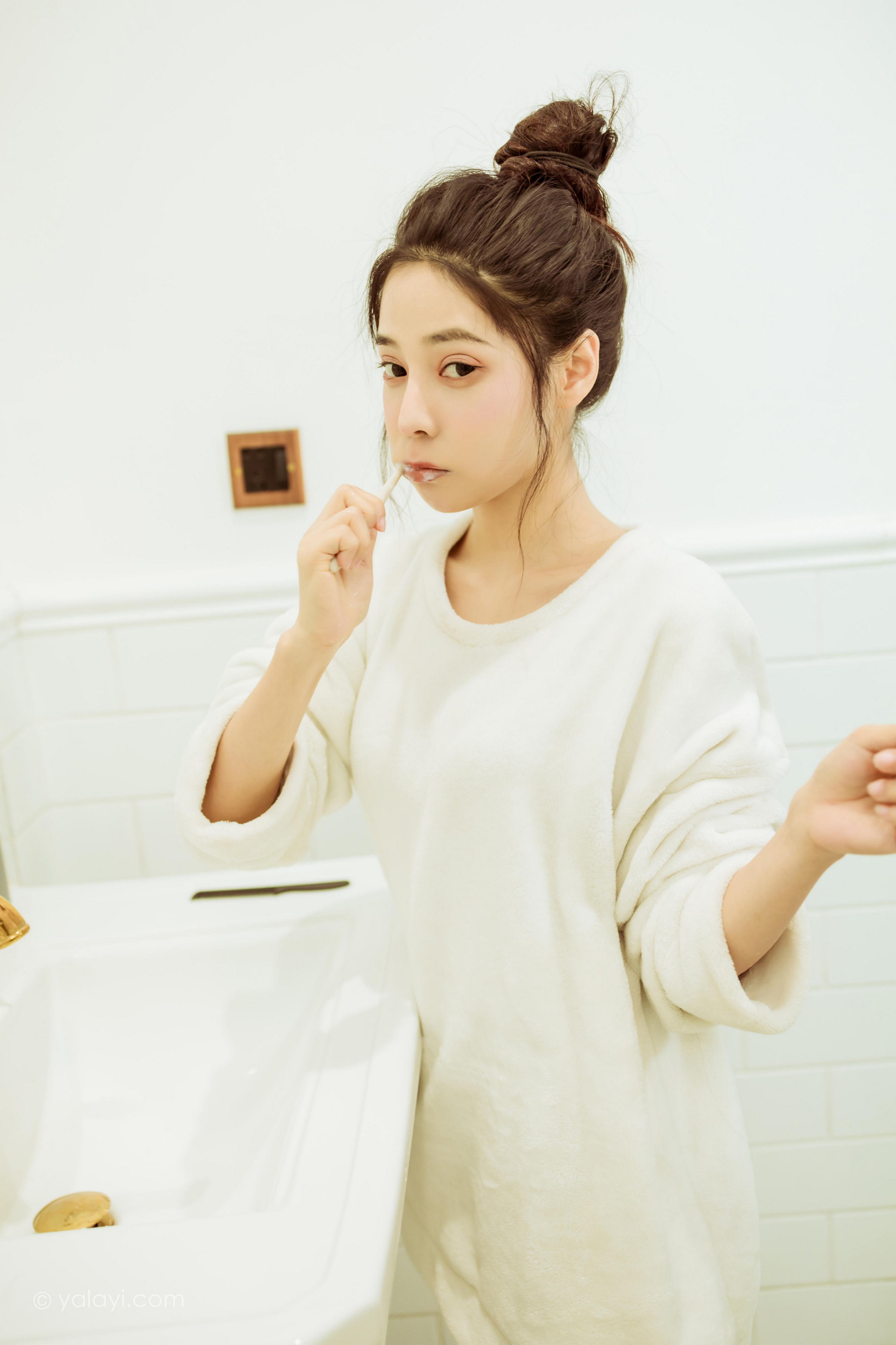 [YALAYI雅拉伊]2022.03.02 恋爱日常 诗咏 白色连身毛衣居家清纯写真集第10张