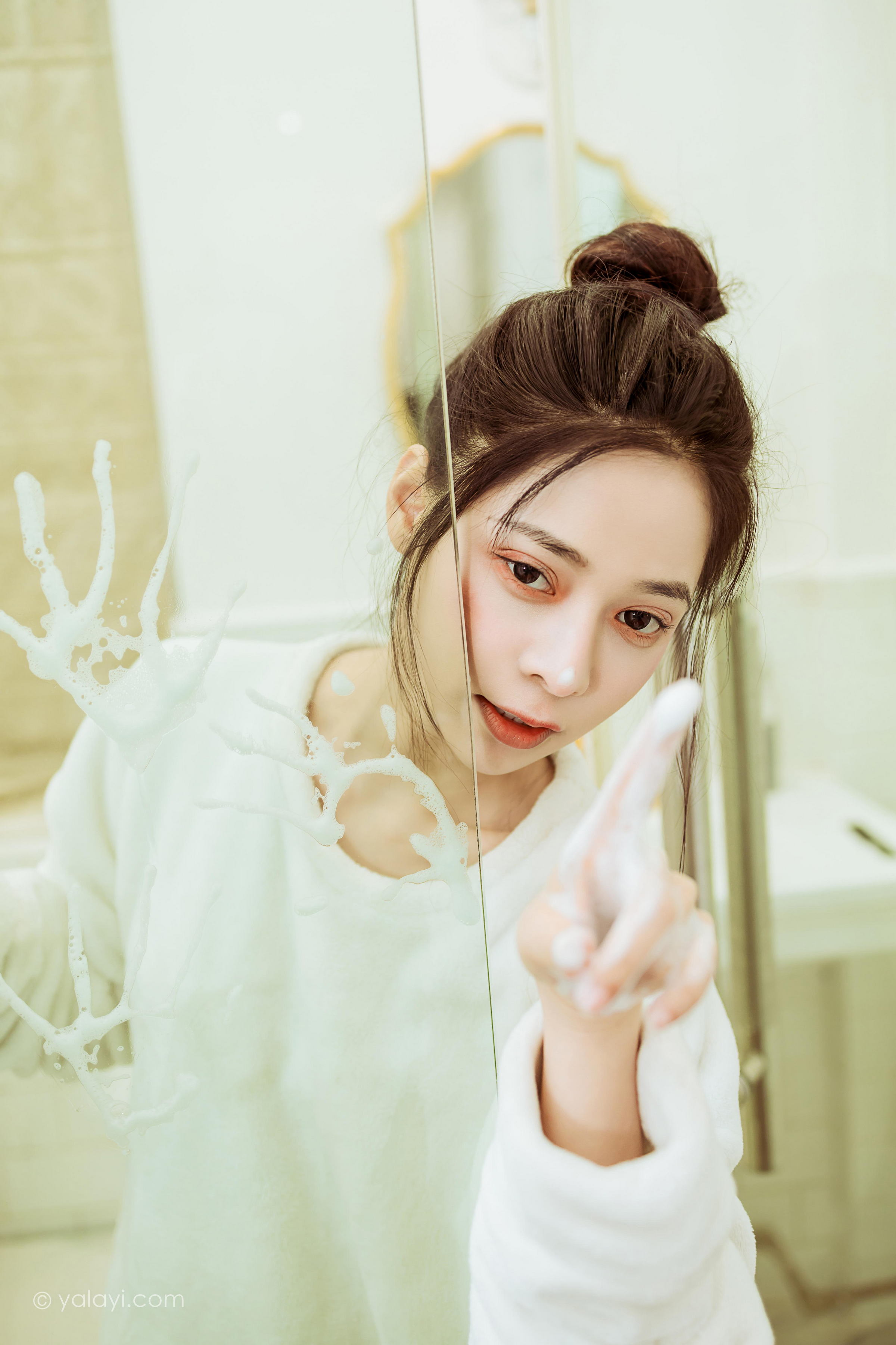 [YALAYI雅拉伊]2022.03.02 恋爱日常 诗咏 白色连身毛衣居家清纯写真集第13张