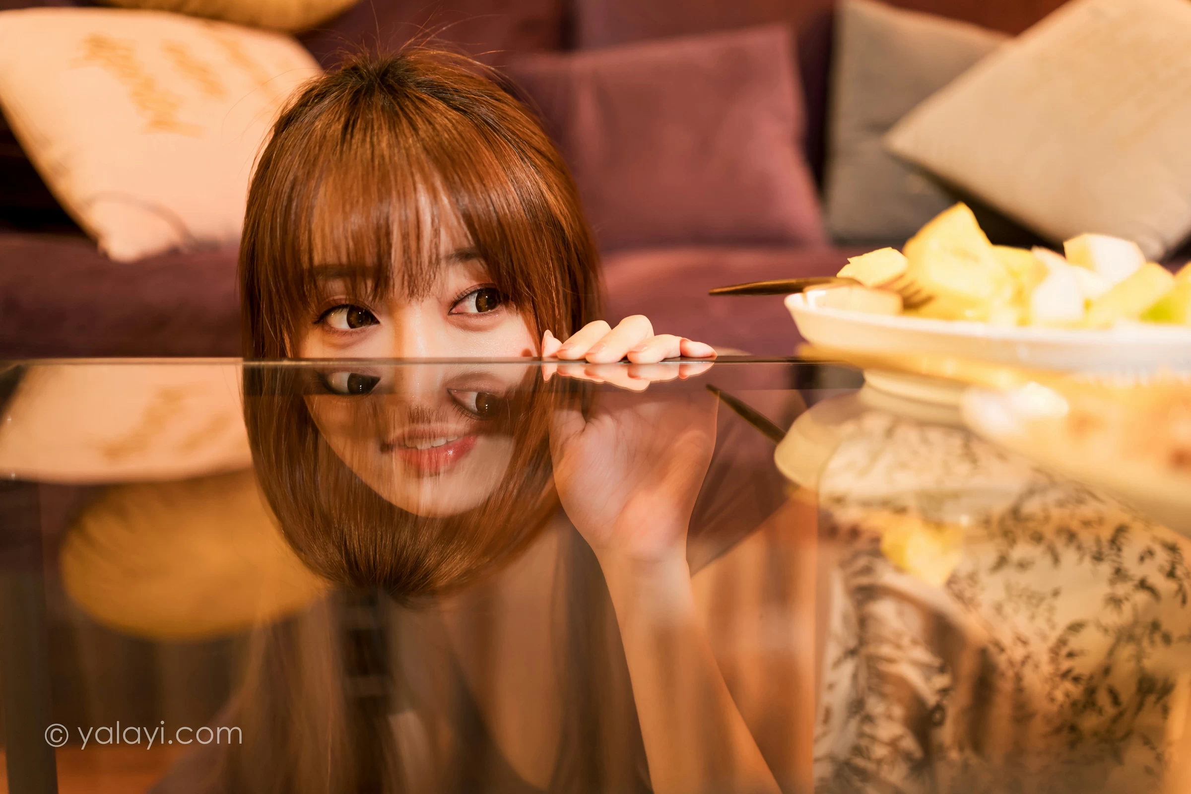 [YALAYI雅拉伊]NO.745 《下班的诱惑》 虞艺 棕色短袖加灰色碎花短裙居家性感写真集第14张