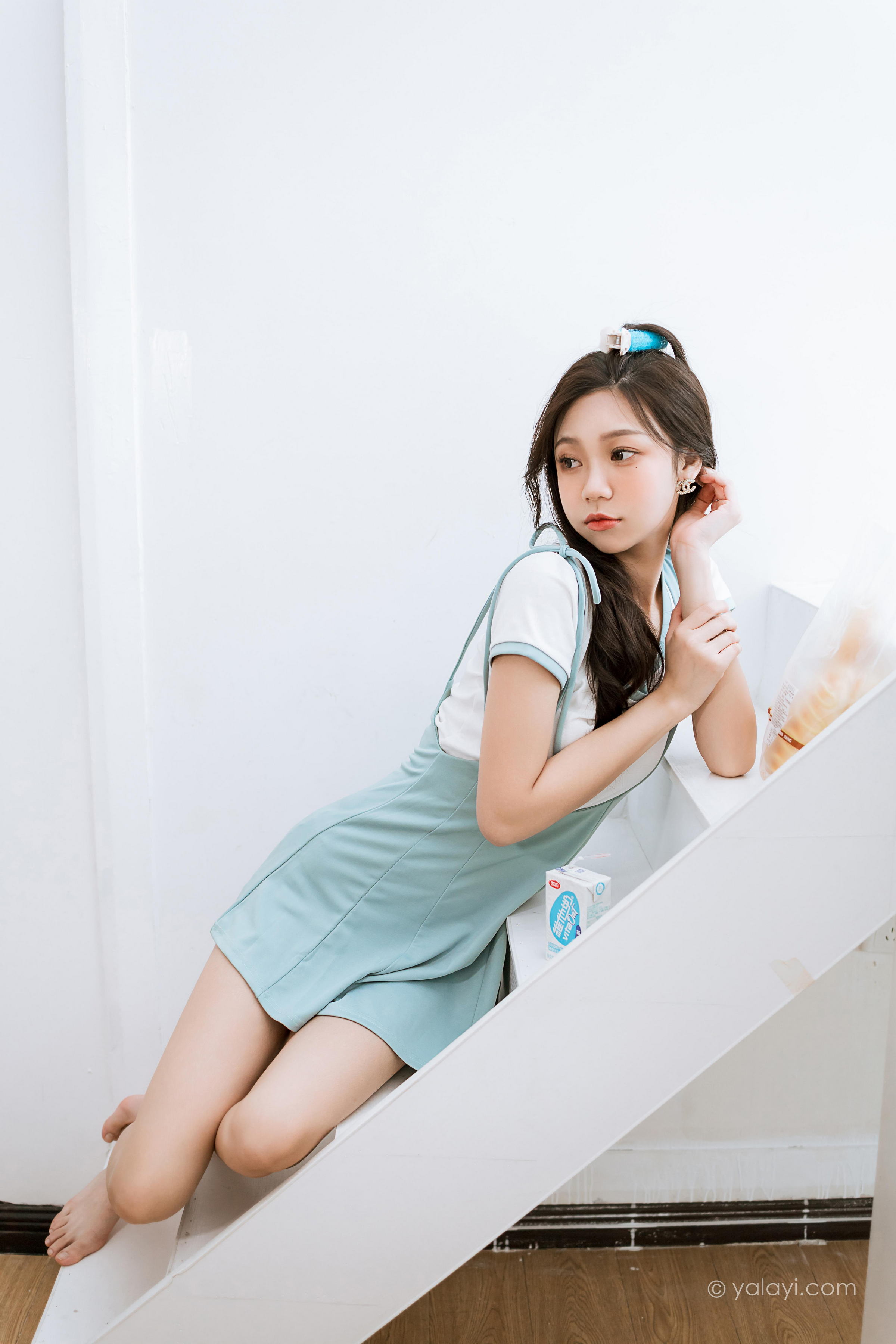 [YALAYI雅拉伊]2022.05.31 天使的微笑 梓瑶 白色短袖加背带短裙居家清纯写真集第2张