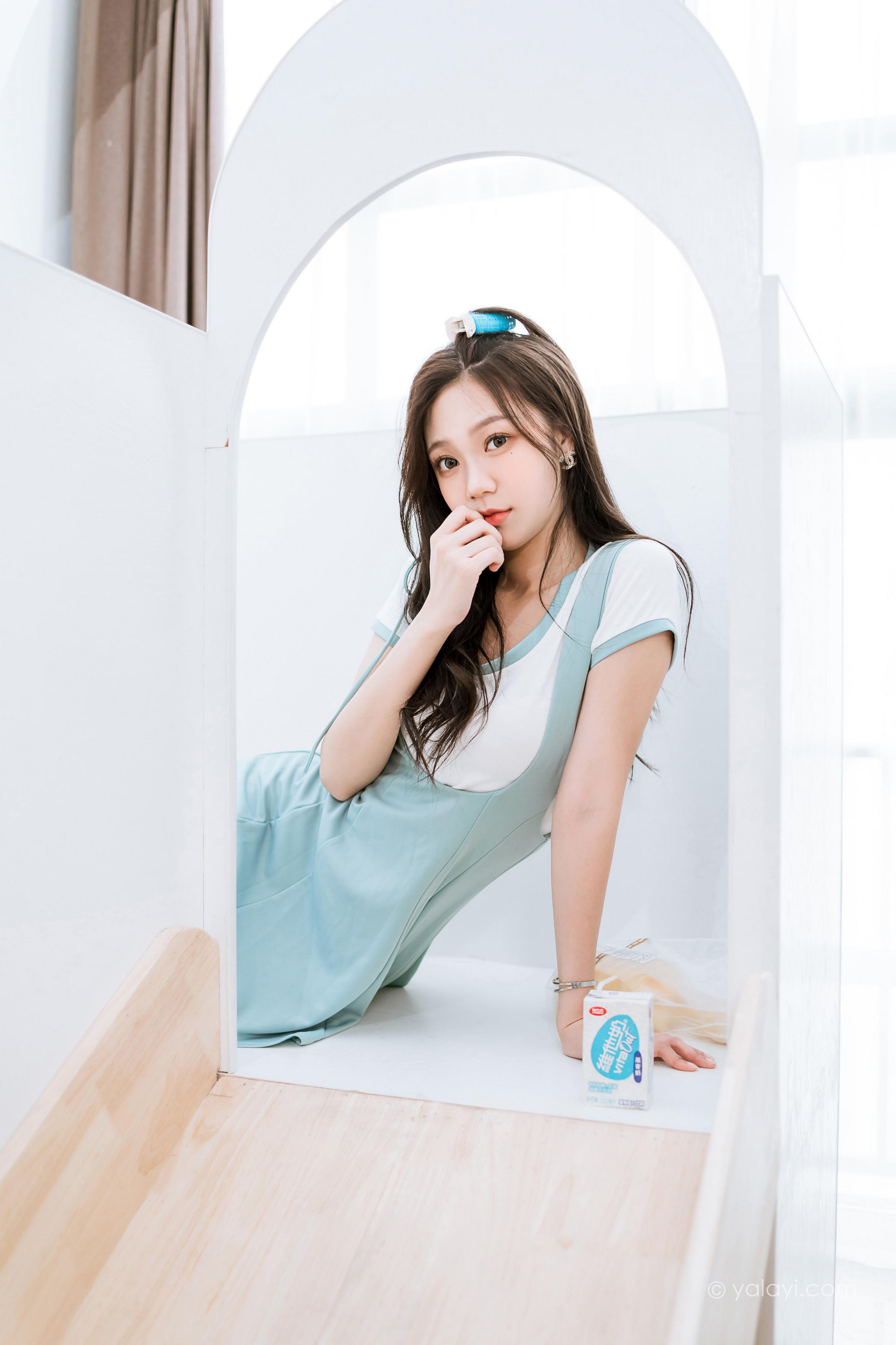 [YALAYI雅拉伊]2022.05.31 天使的微笑 梓瑶 白色短袖加背带短裙居家清纯写真集第6张