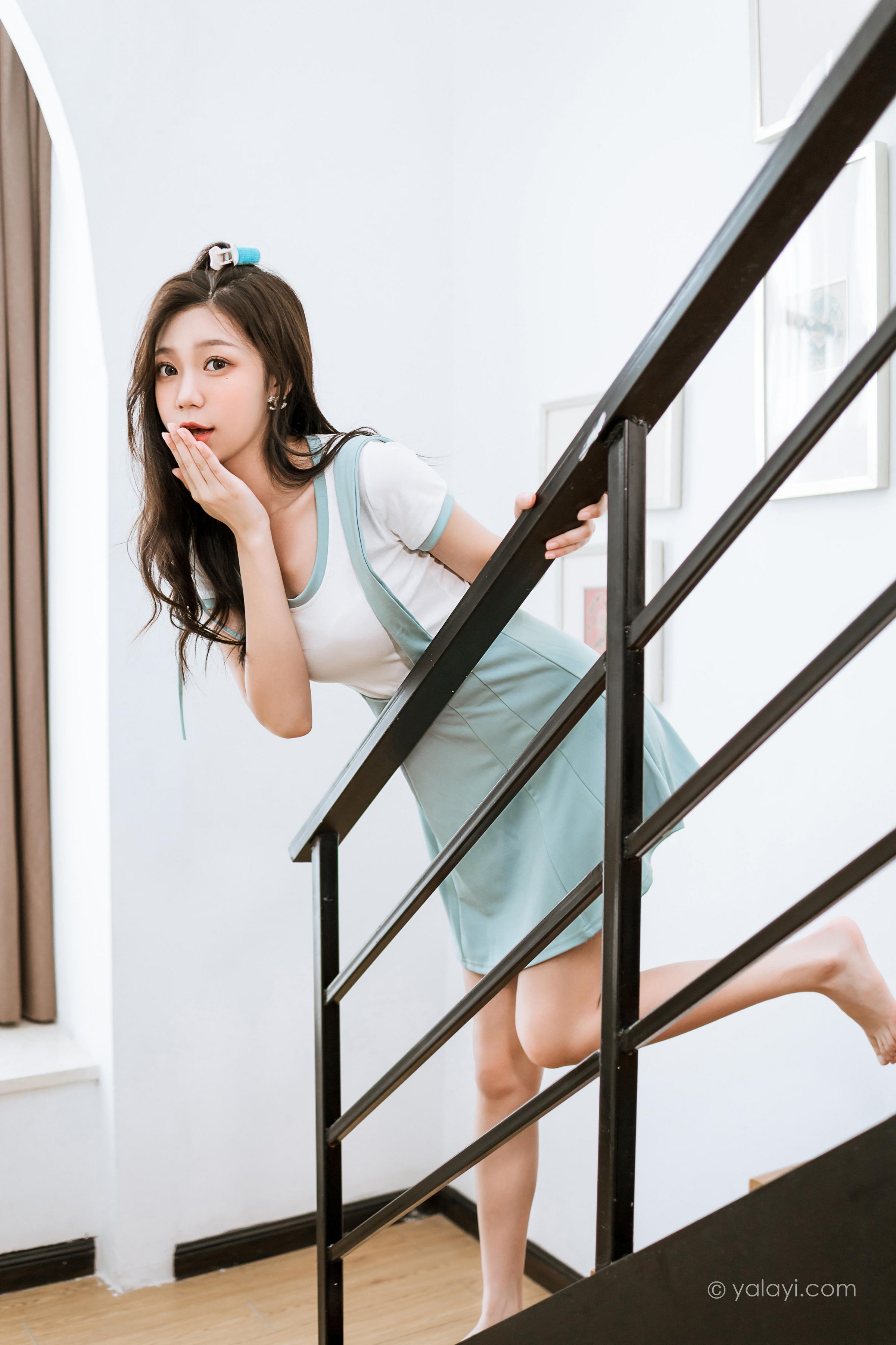 [YALAYI雅拉伊]2022.05.31 天使的微笑 梓瑶 白色短袖加背带短裙居家清纯写真集第11张