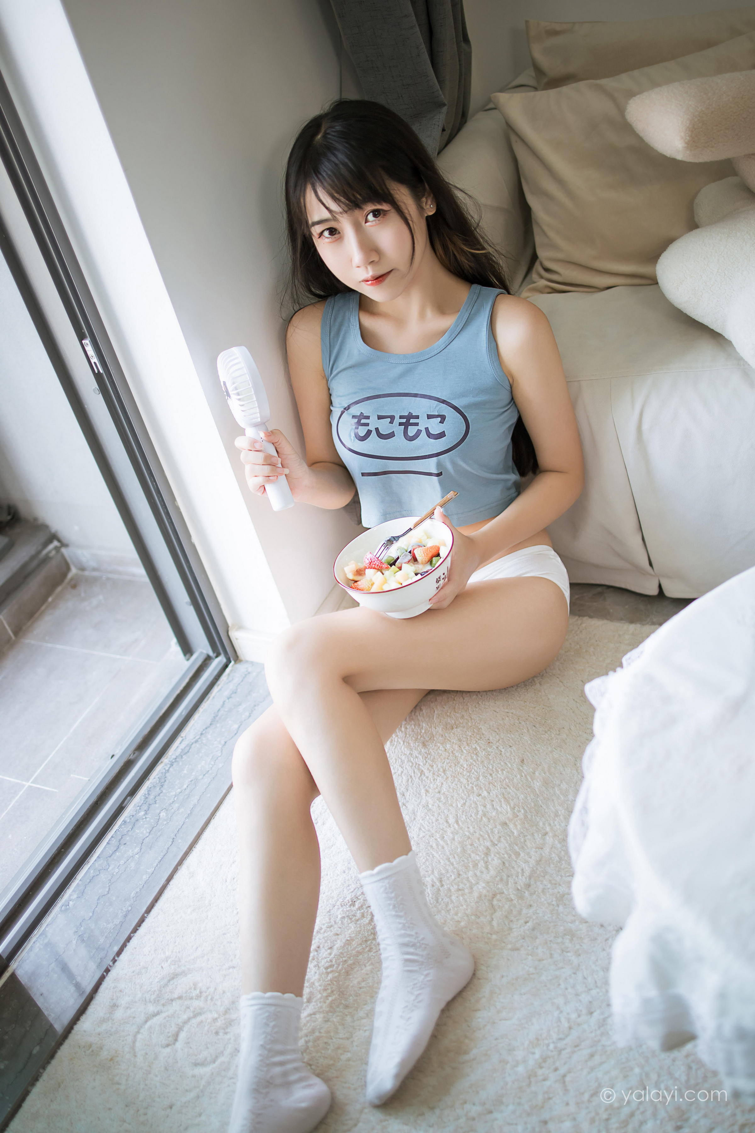 [YALAYI雅拉伊]2022.02.09 闲居在家 弈思 灰色小背心加白色绵袜居家清纯写真集第7张
