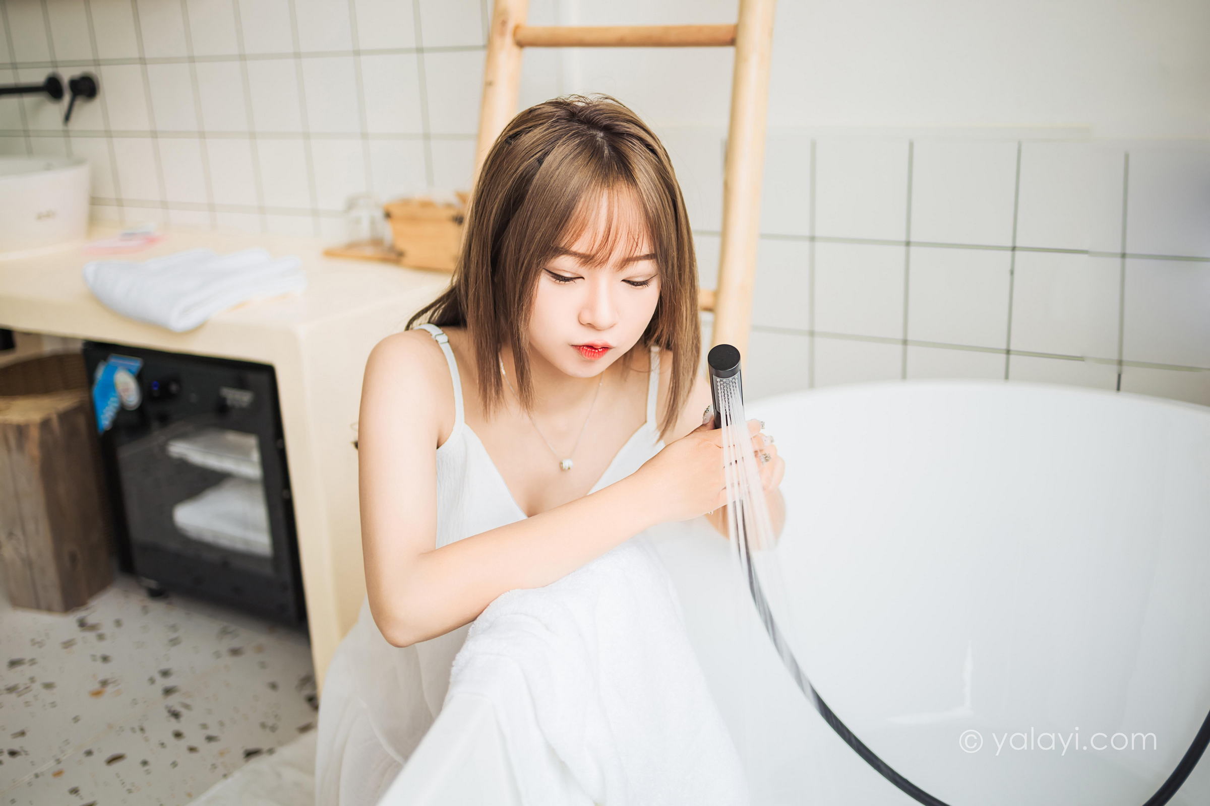 [YALAYI雅拉伊]2022.05.13 小女友 阿禾 白色吊带睡衣裙性感写真集第5张