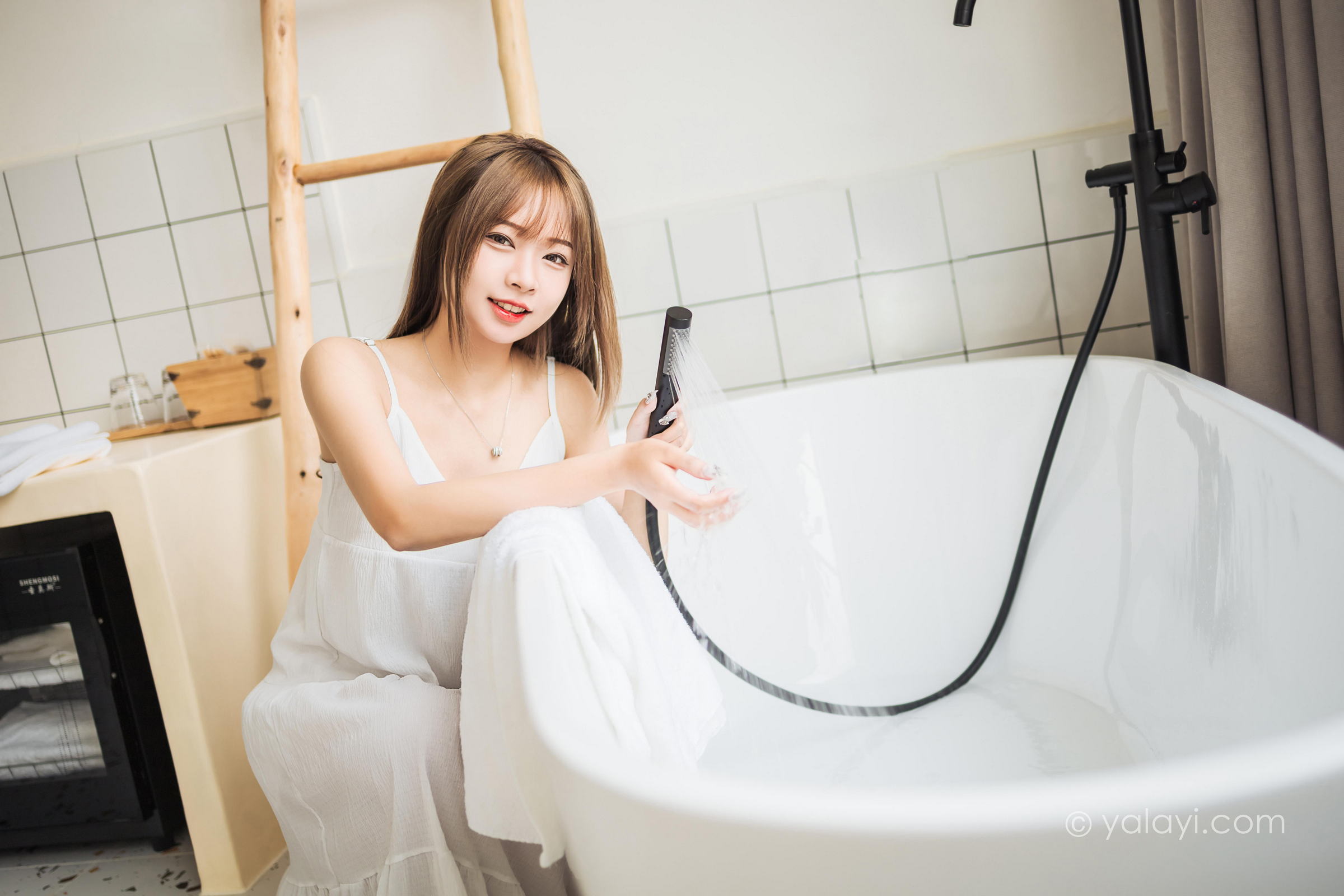 [YALAYI雅拉伊]2022.05.13 小女友 阿禾 白色吊带睡衣裙性感写真集第5张