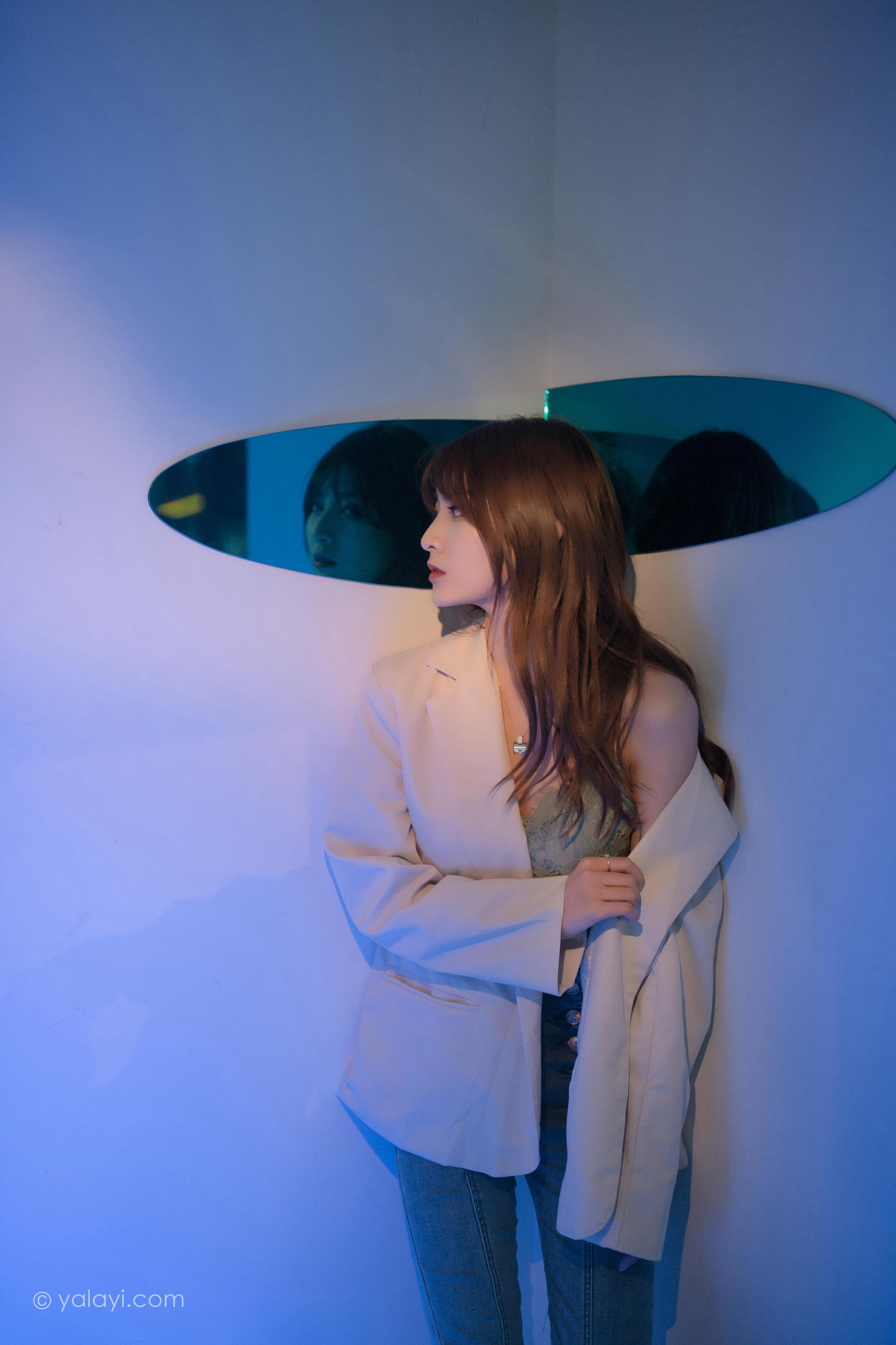 [YALAYI雅拉伊]2022.04.02 无关痛痒 小米 白色外套与灰色蕾丝内衣加牛仔裤性感私房写真集第9张