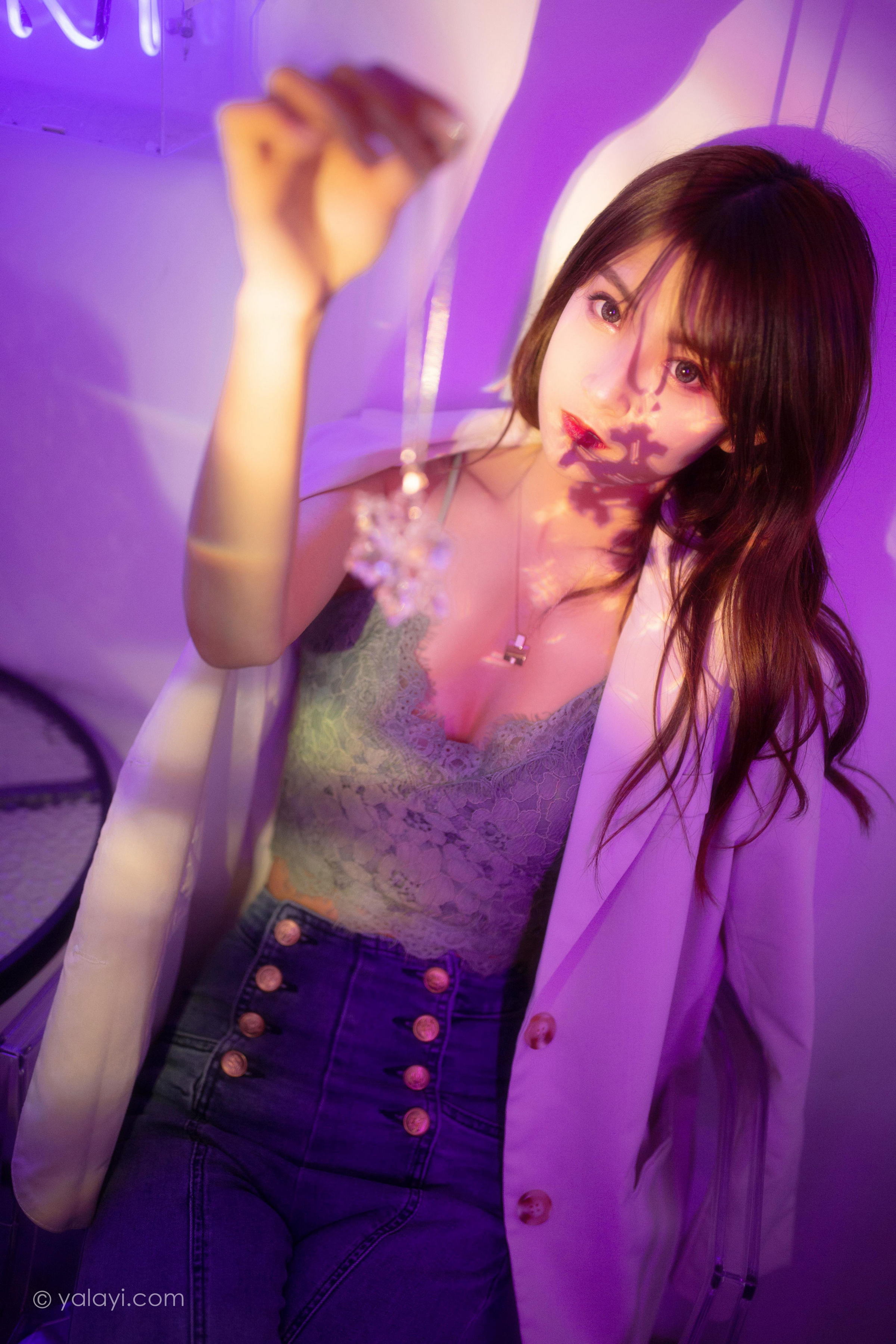 [YALAYI雅拉伊]2022.04.02 无关痛痒 小米 白色外套与灰色蕾丝内衣加牛仔裤性感私房写真集第5张