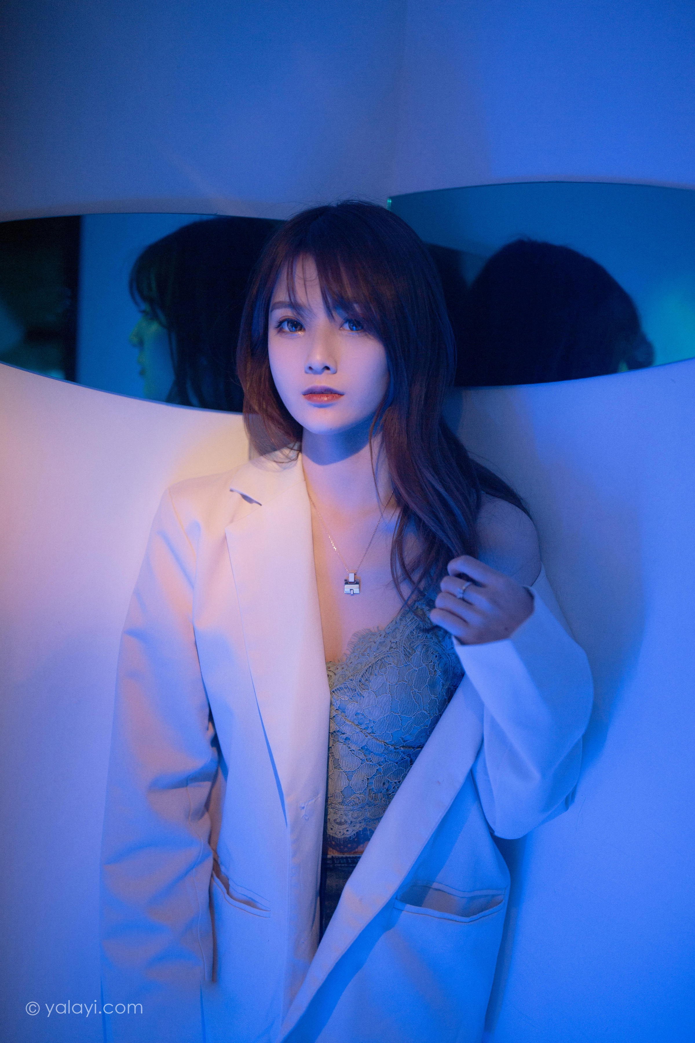 [YALAYI雅拉伊]2022.04.02 无关痛痒 小米 白色外套与灰色蕾丝内衣加牛仔裤性感私房写真集第9张