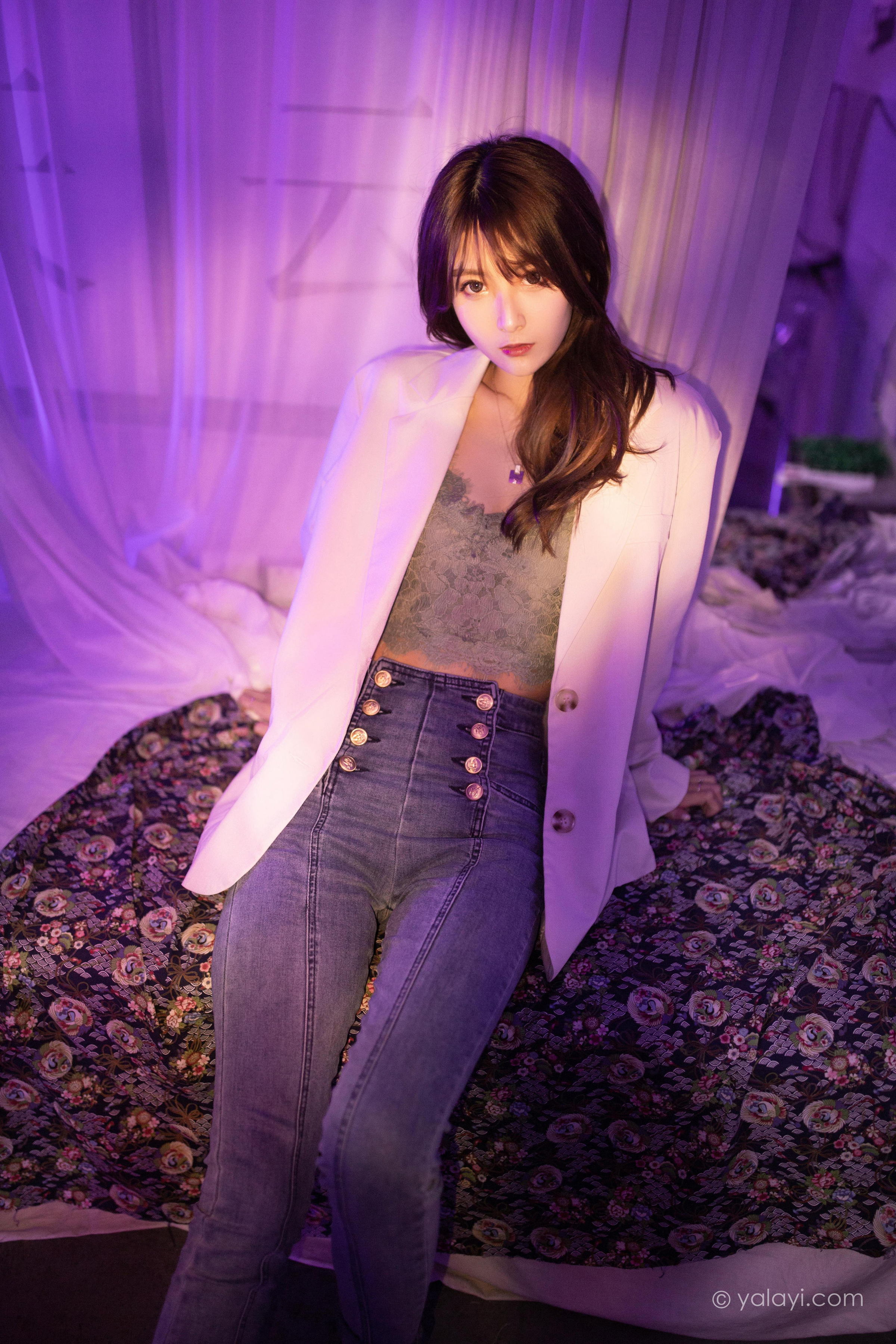 [YALAYI雅拉伊]2022.04.02 无关痛痒 小米 白色外套与灰色蕾丝内衣加牛仔裤性感私房写真集第14张