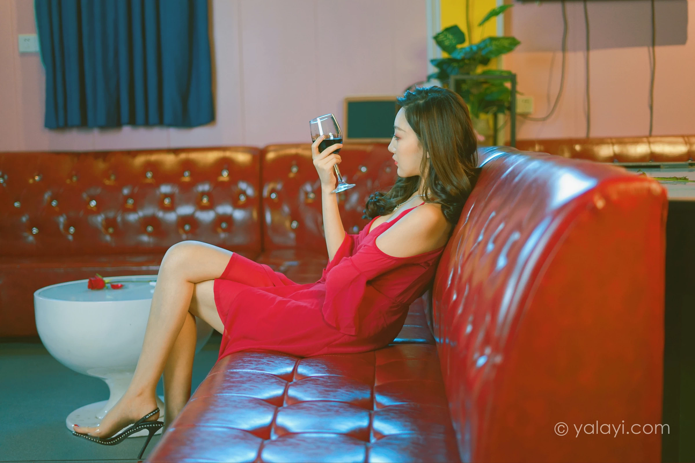 [YALAYI雅拉伊]2021.12.09 美好时光莫辜负 蕊思 红色吊带礼服裙性感私房写真集第7张