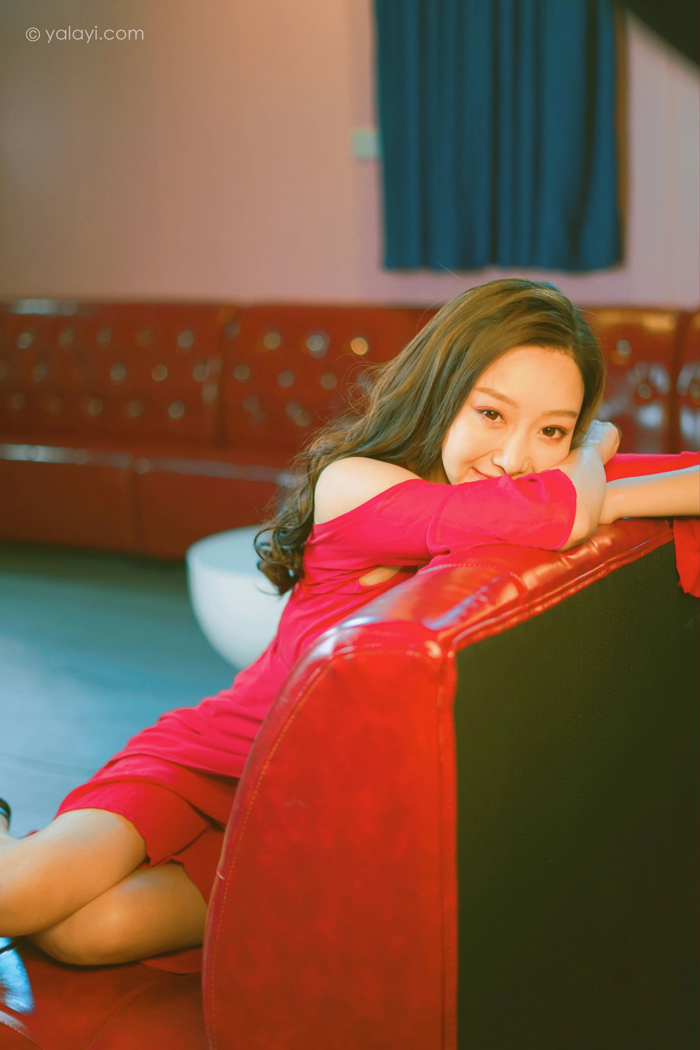 [YALAYI雅拉伊]2021.12.09 美好时光莫辜负 蕊思 红色吊带礼服裙性感私房写真集第10张