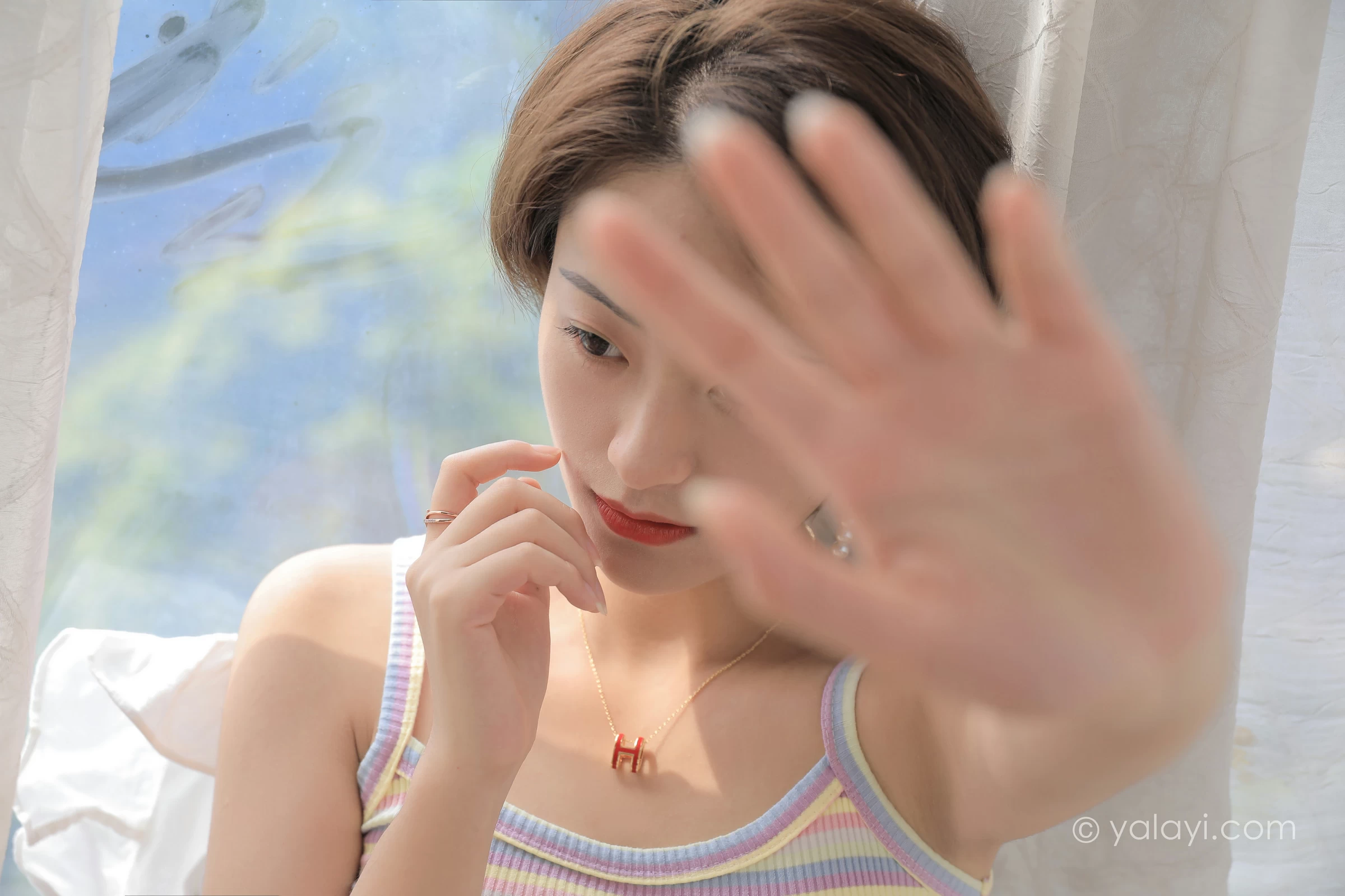 [YALAYI雅拉伊]NO.674 《幽会情人》 丁媛 彩色情趣小背心加蓝色短裤私房写真集第5张