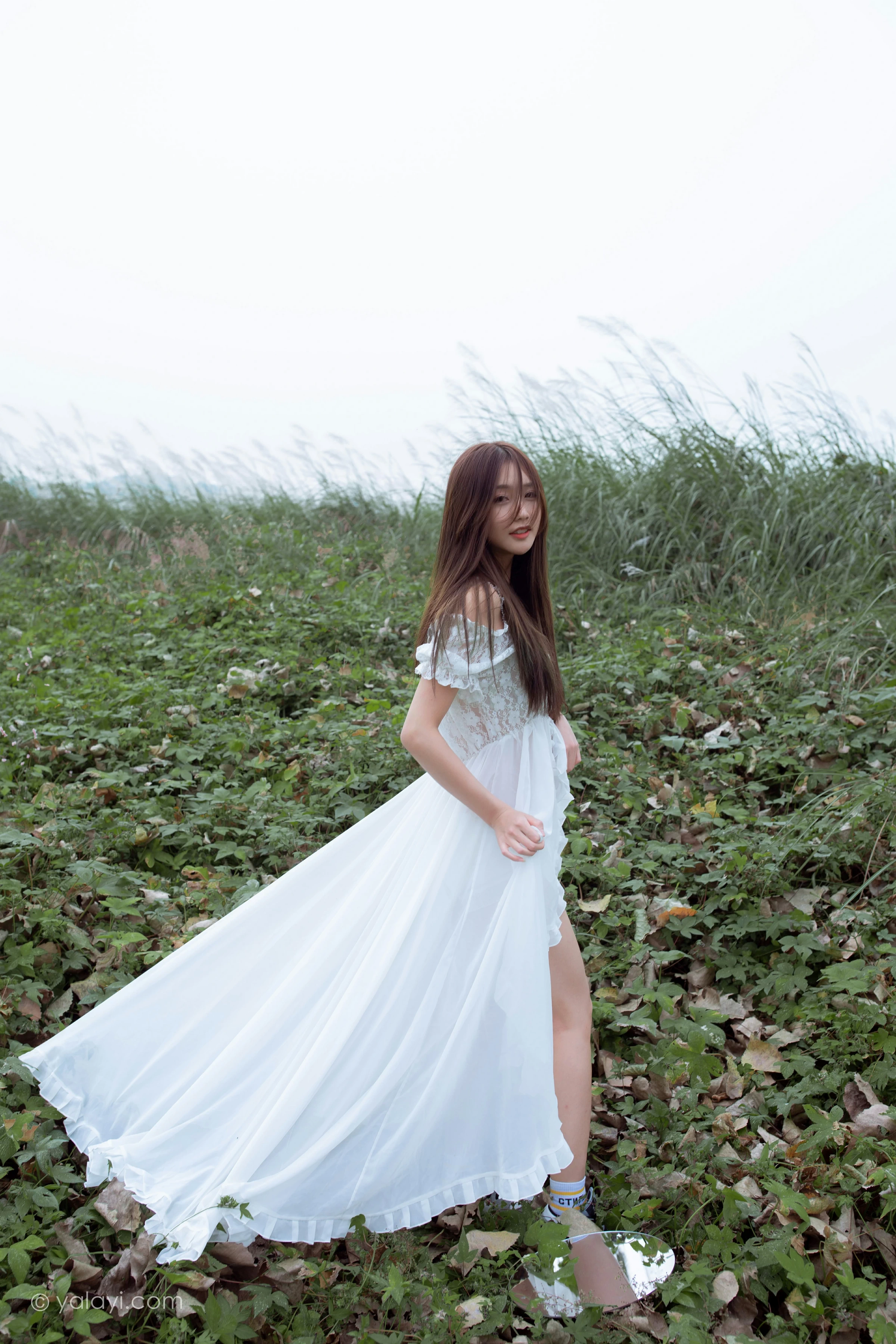 [YALAYI雅拉伊]NO.726 《找自己》 徐徐 白色抹胸蕾丝连衣裙加透视情趣内衣性感私房写真集第2张