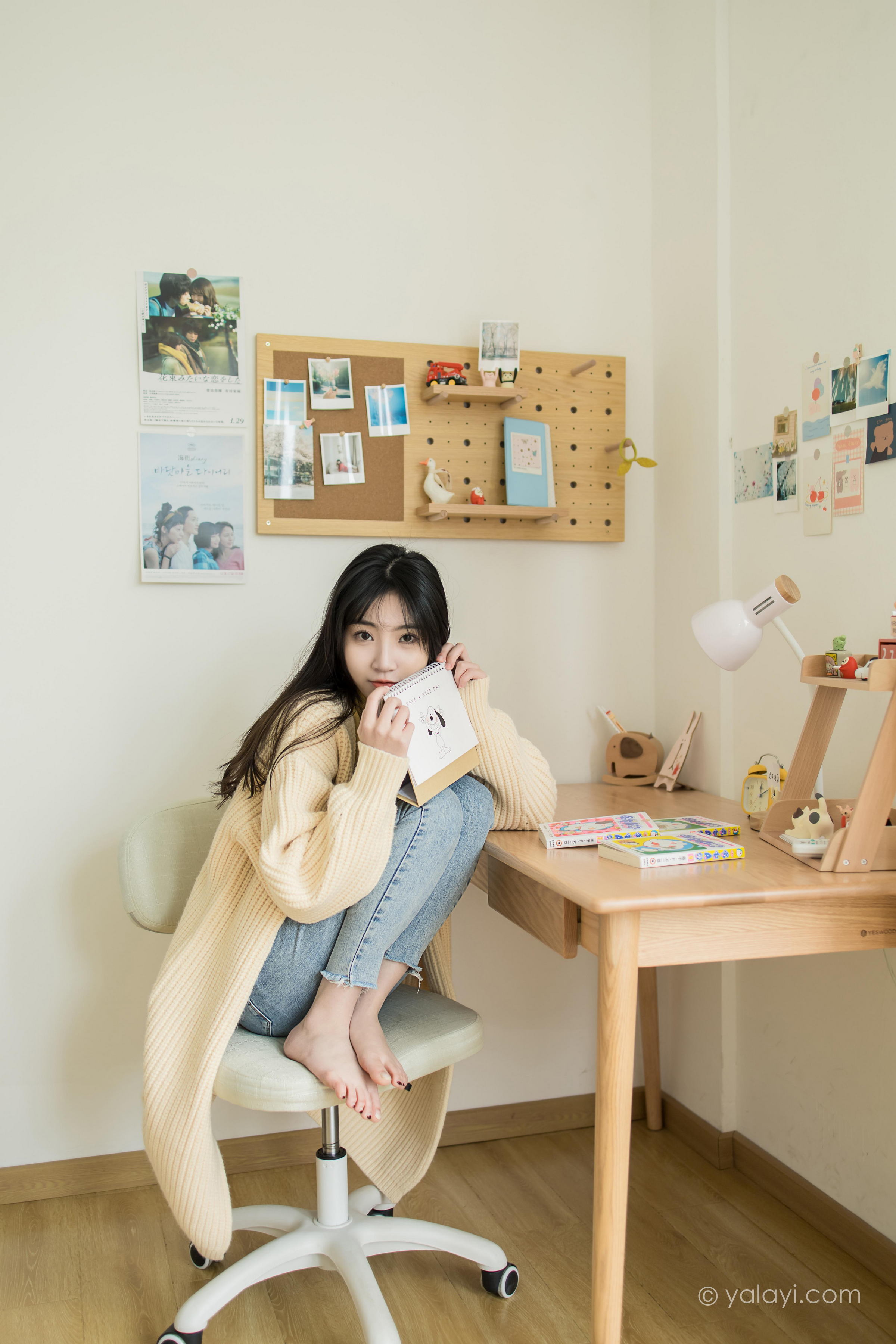 [YALAYI雅拉伊]2022.03.04 玉兰花 小乔 黄色毛衣加紧身牛仔裤居家清纯写真集第13张