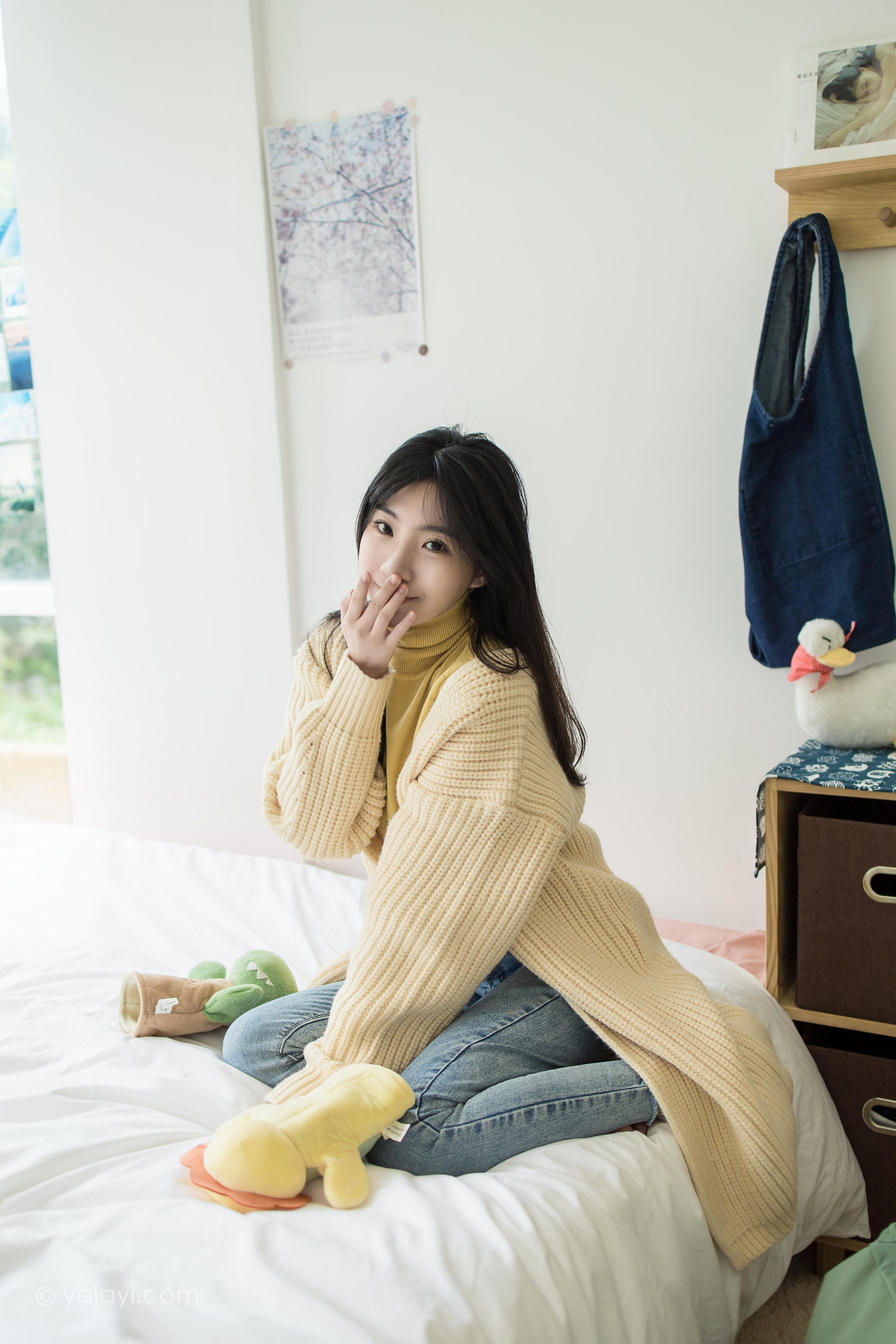 [YALAYI雅拉伊]2022.03.04 玉兰花 小乔 黄色毛衣加紧身牛仔裤居家清纯写真集第2张