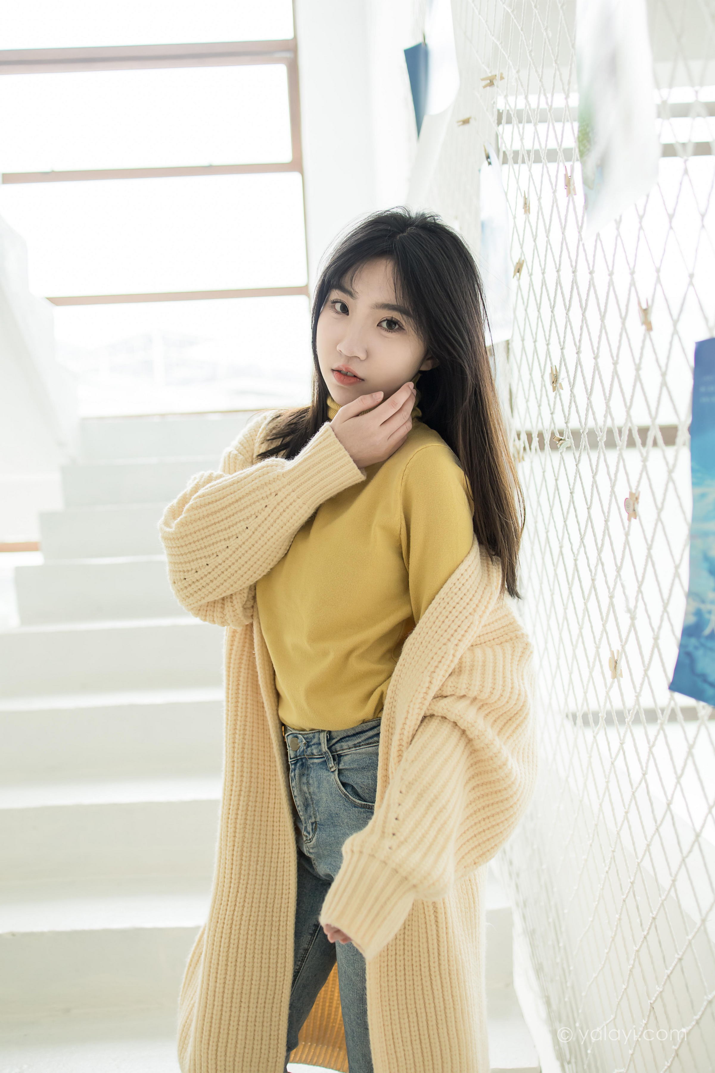 [YALAYI雅拉伊]2022.03.04 玉兰花 小乔 黄色毛衣加紧身牛仔裤居家清纯写真集第14张