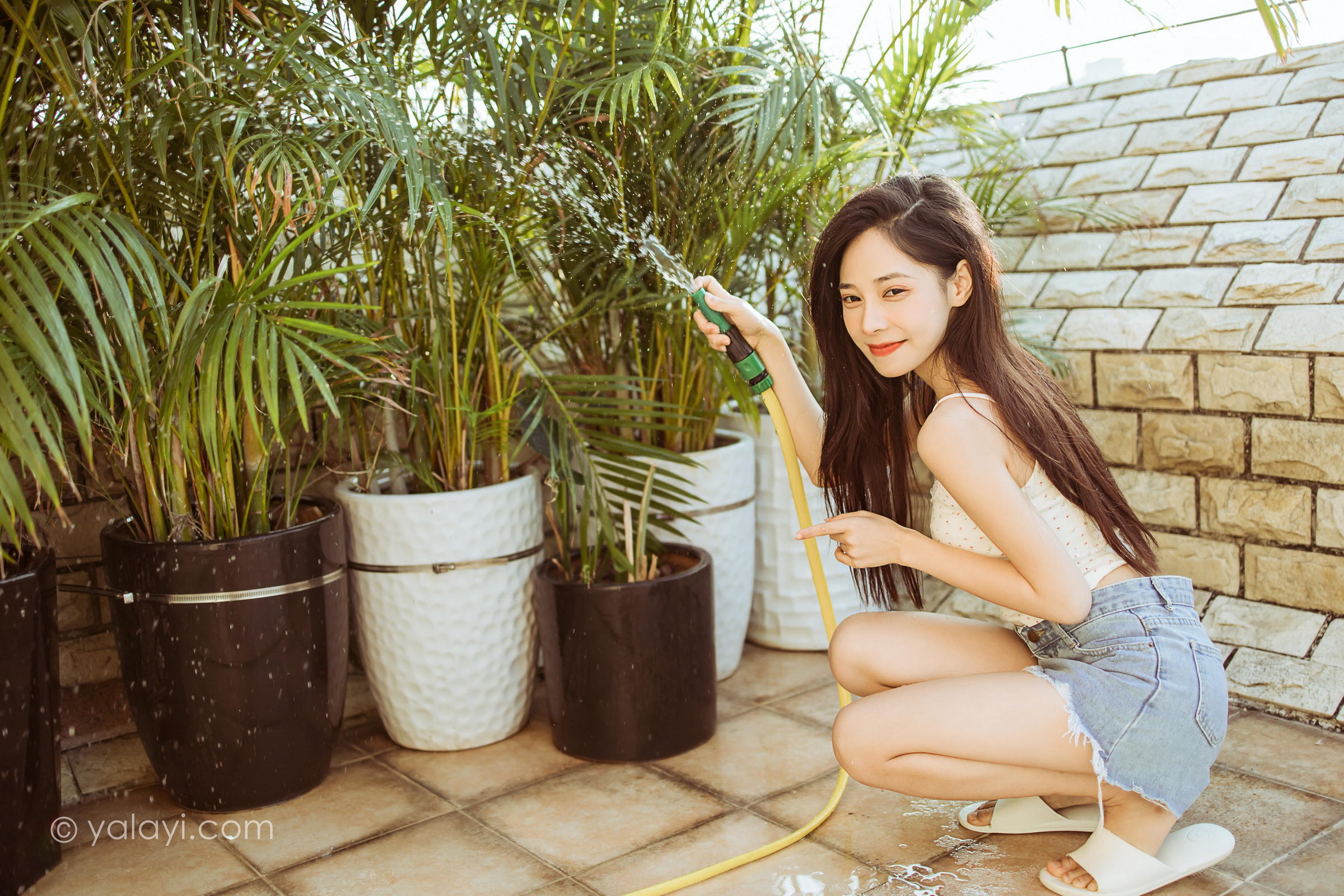 [YALAYI雅拉伊]2022.02.12 暖心情话 诗咏 白色蕾丝小背心加牛仔短裤性感私房写真集第9张