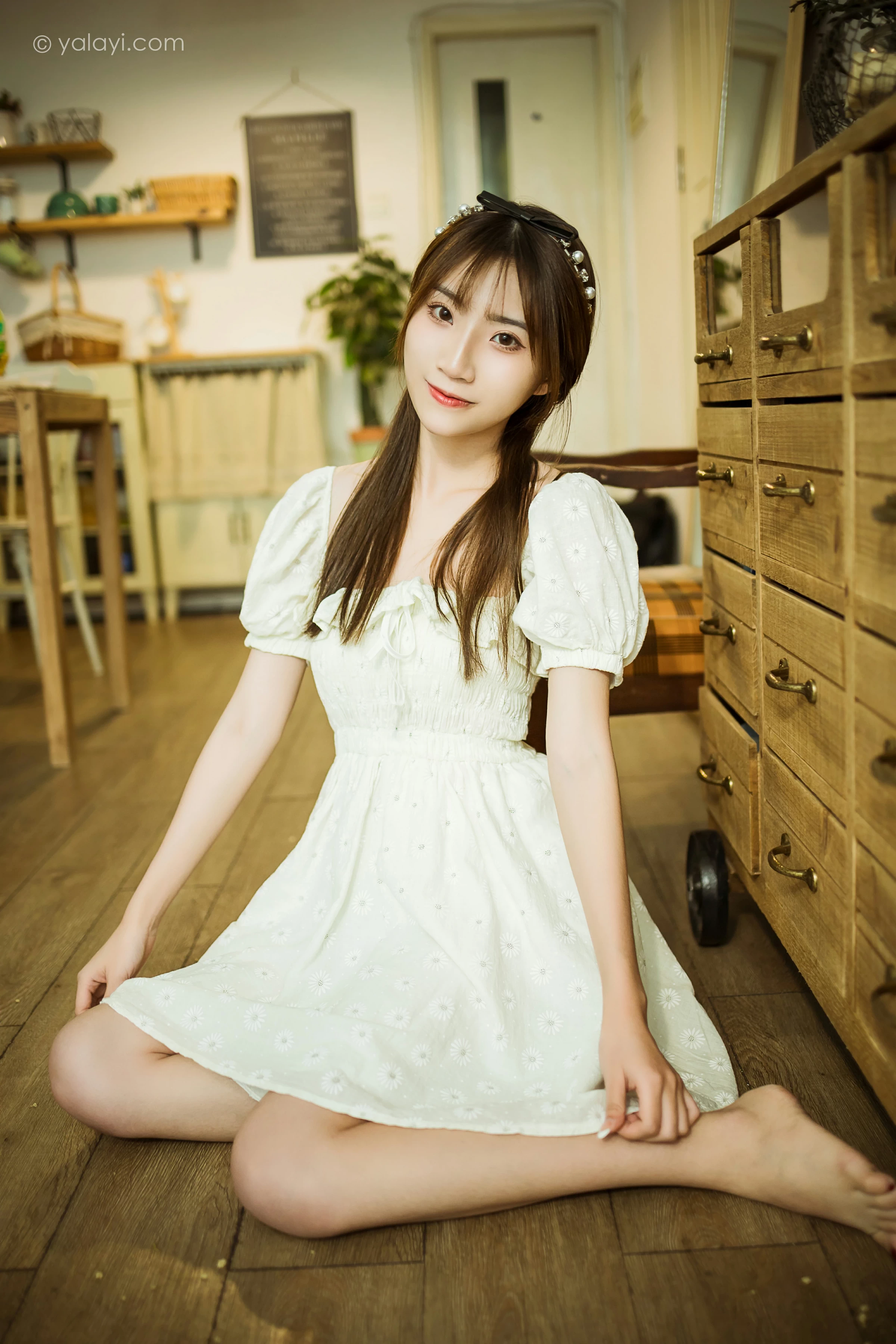 [YALAYI雅拉伊]NO.727 《甜美女友爱花艺》 小乔 白色裸背连衣裙居家写真第4张