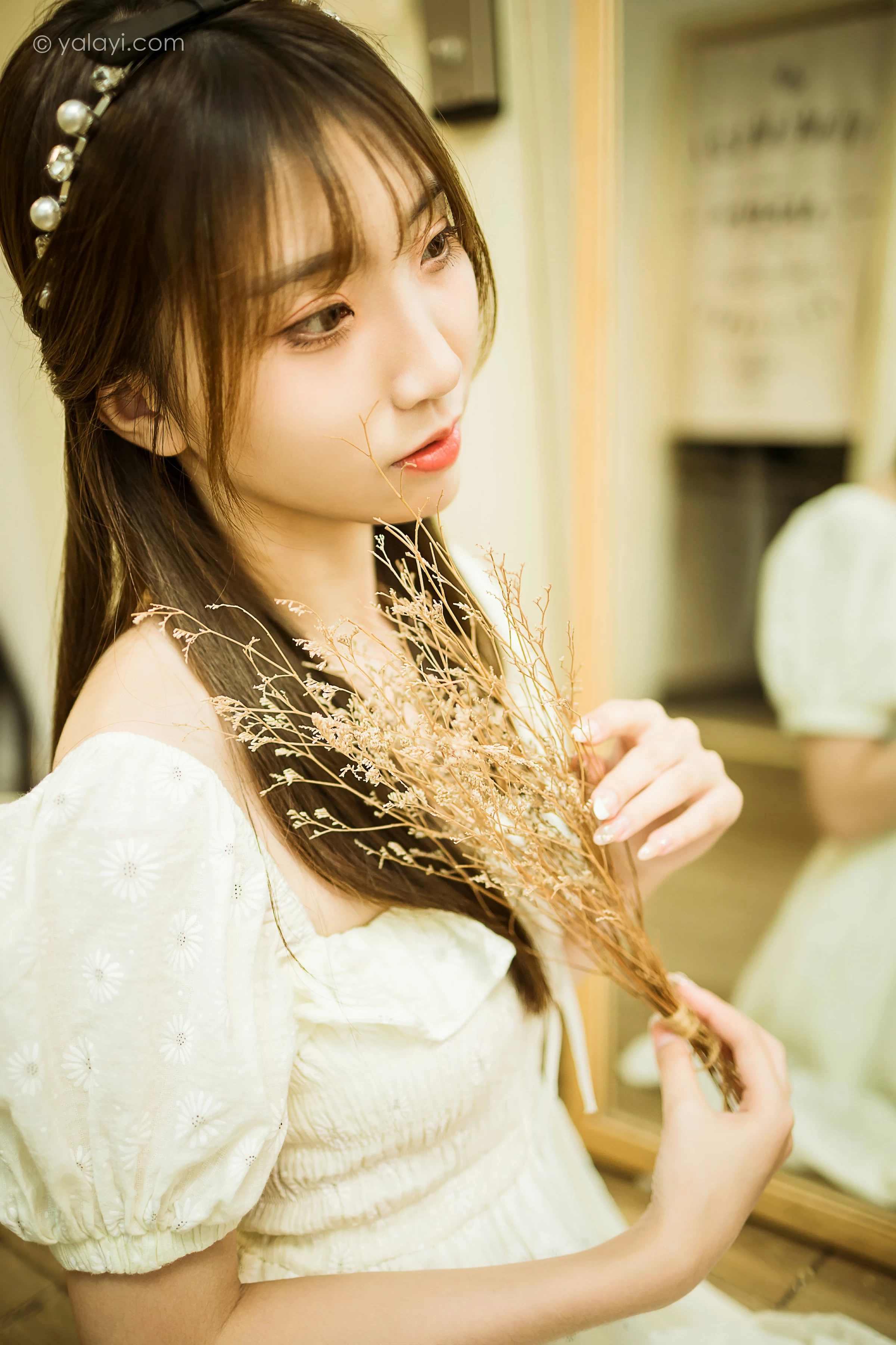 [YALAYI雅拉伊]NO.727 《甜美女友爱花艺》 小乔 白色裸背连衣裙居家写真第11张