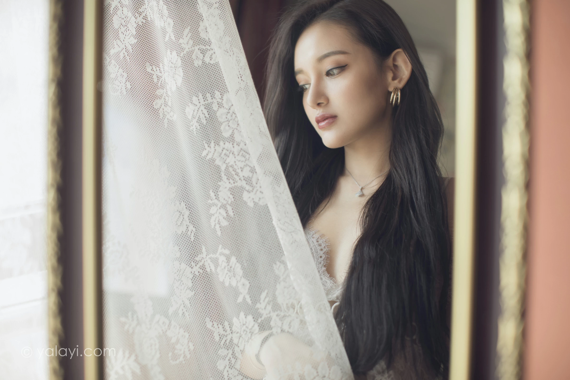 [YALAYI雅拉伊]NO.665 《无问》 刘子炀 白色透视蕾丝连衣裙性感私房写真集第4张