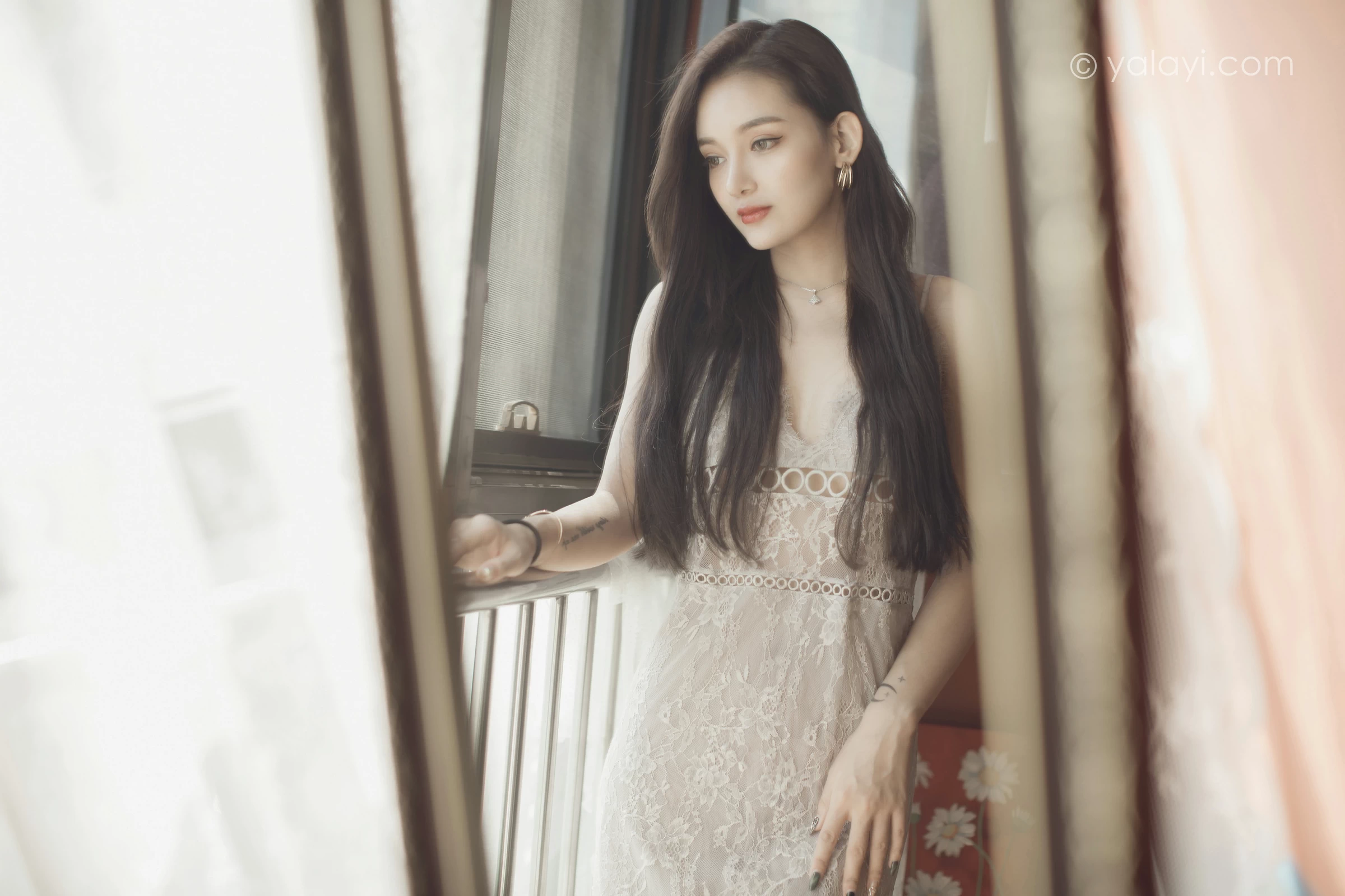 [YALAYI雅拉伊]NO.665 《无问》 刘子炀 白色透视蕾丝连衣裙性感私房写真集第4张