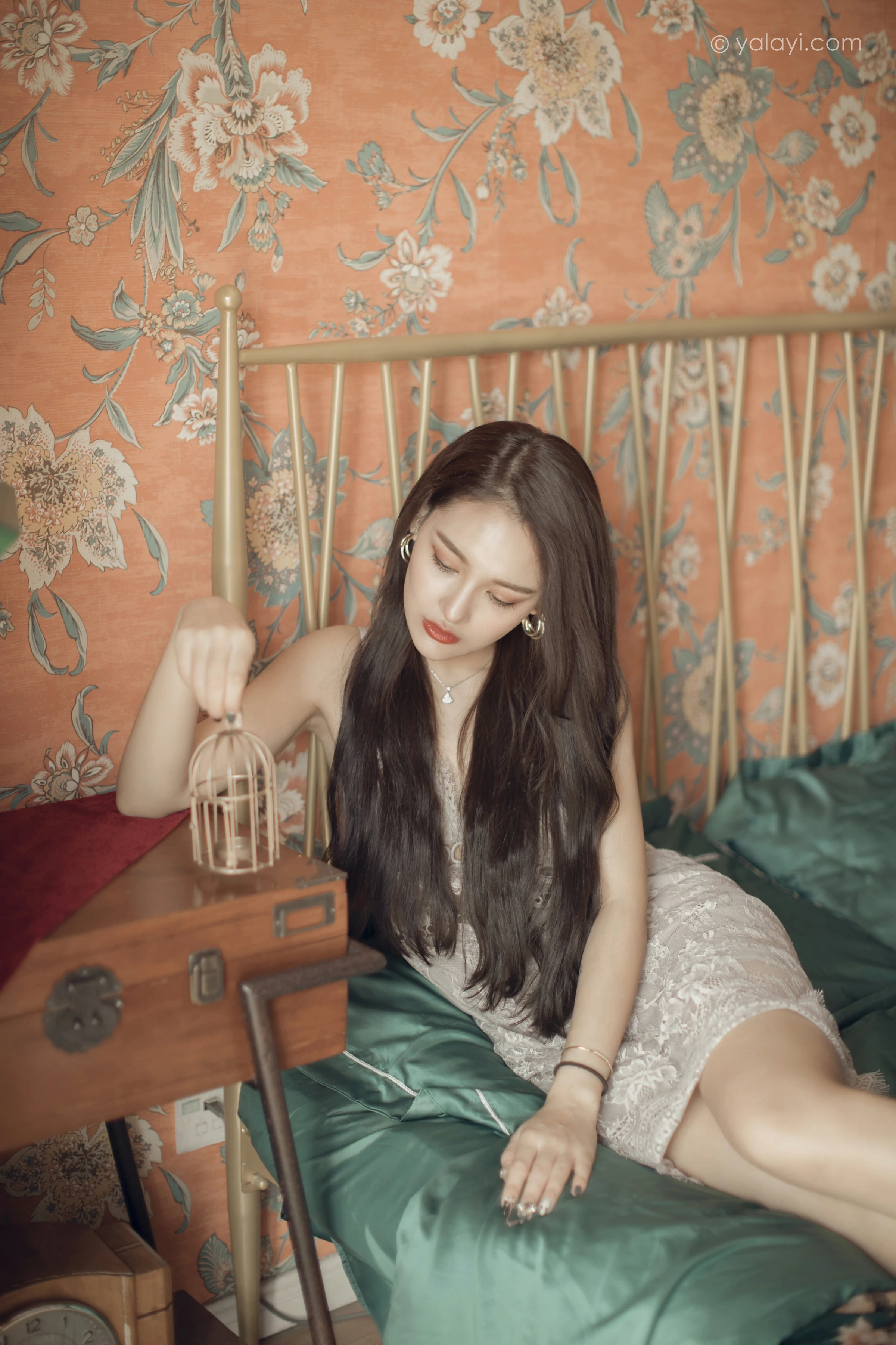 [YALAYI雅拉伊]NO.665 《无问》 刘子炀 白色透视蕾丝连衣裙性感私房写真集第8张