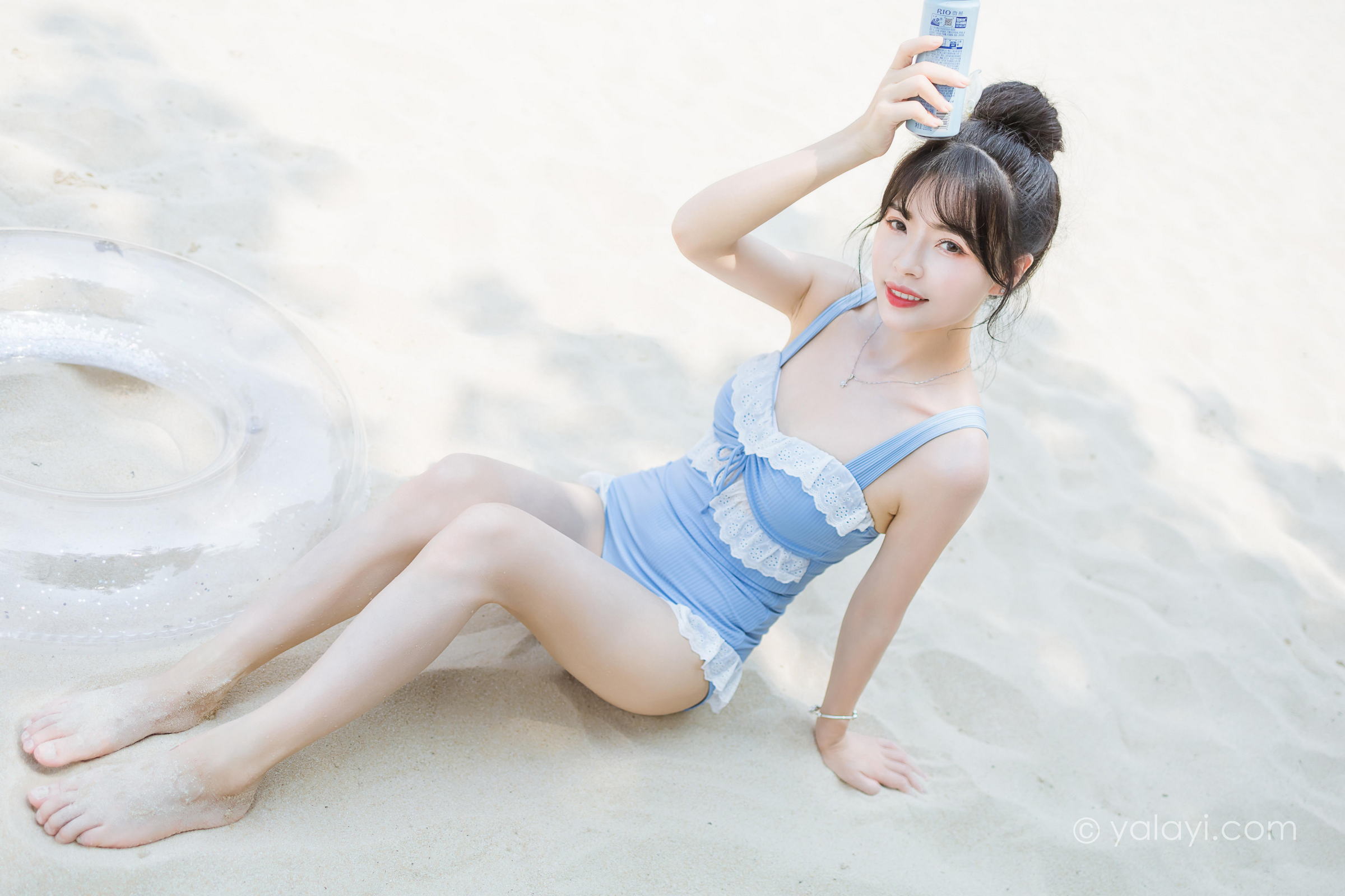 [YALAYI雅拉伊]2022.10.11 假日阳光 程小蝶 蓝色连体比基尼泳装性感写真集第12张