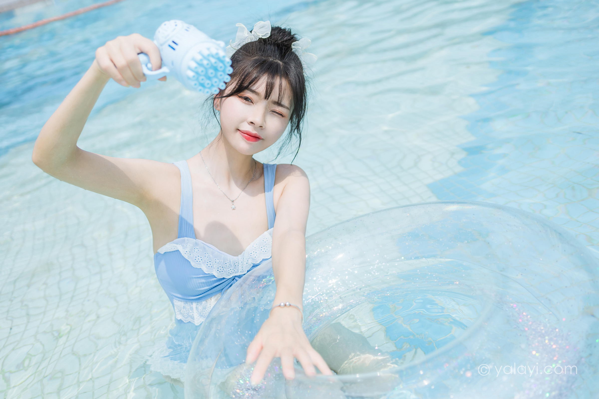 [YALAYI雅拉伊]2022.10.11 假日阳光 程小蝶 蓝色连体比基尼泳装性感写真集第9张
