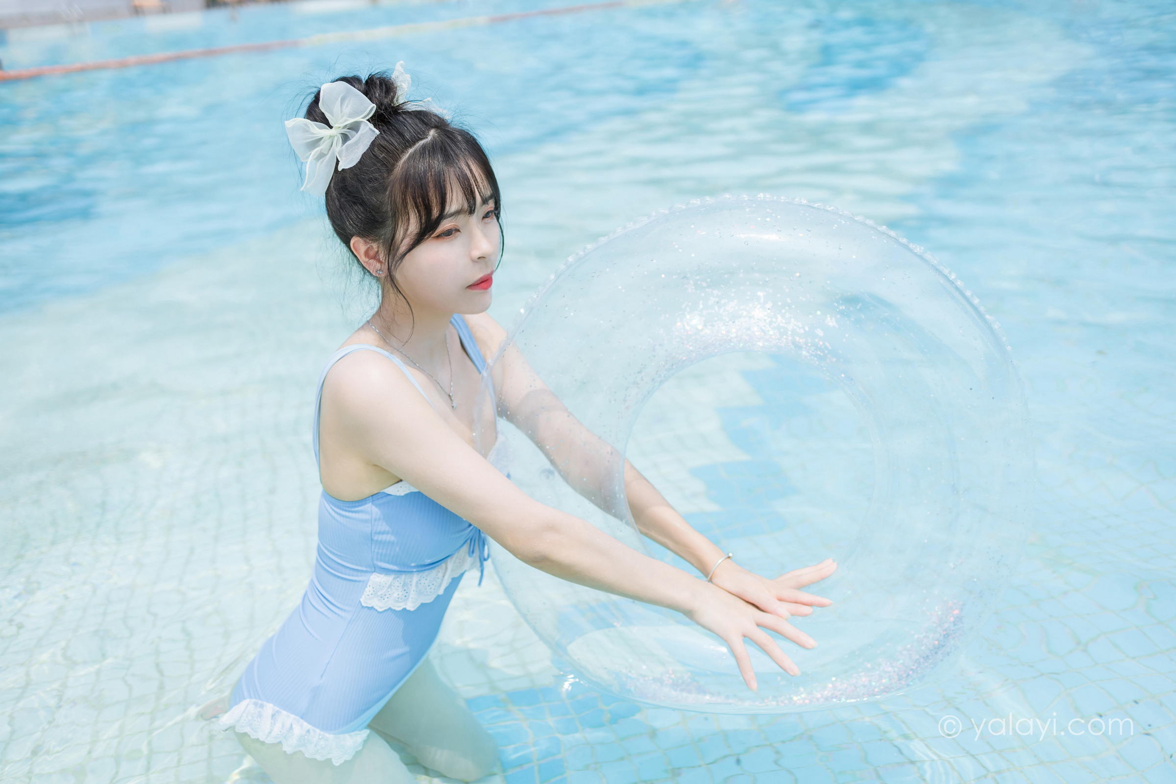 [YALAYI雅拉伊]2022.10.11 假日阳光 程小蝶 蓝色连体比基尼泳装性感写真集第9张