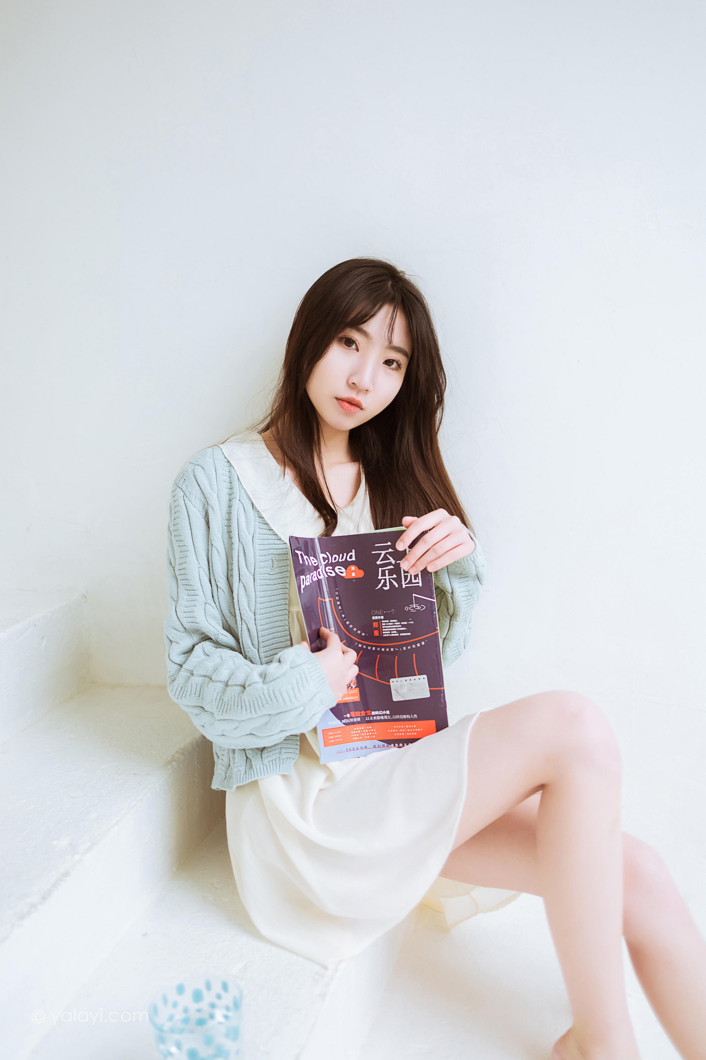 [YALAYI雅拉伊]2022.04.08 优雅永不过时 小乔 白色毛衣加连衣裙清纯写真集第11张