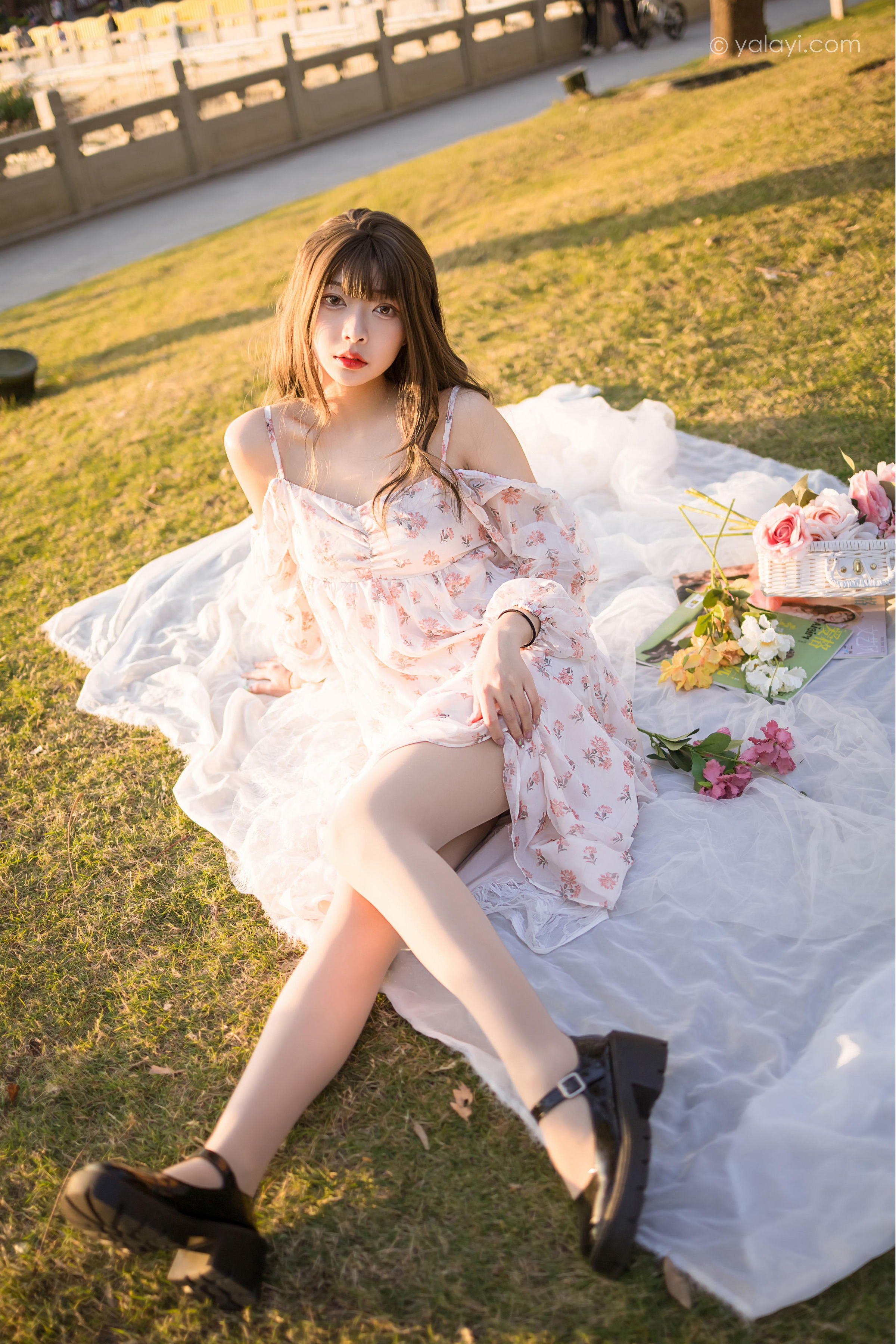 [YALAYI雅拉伊]2022.02.16 希望的阳光 阿禾 白色透视吊带连衣裙公园休闲写真集第1张