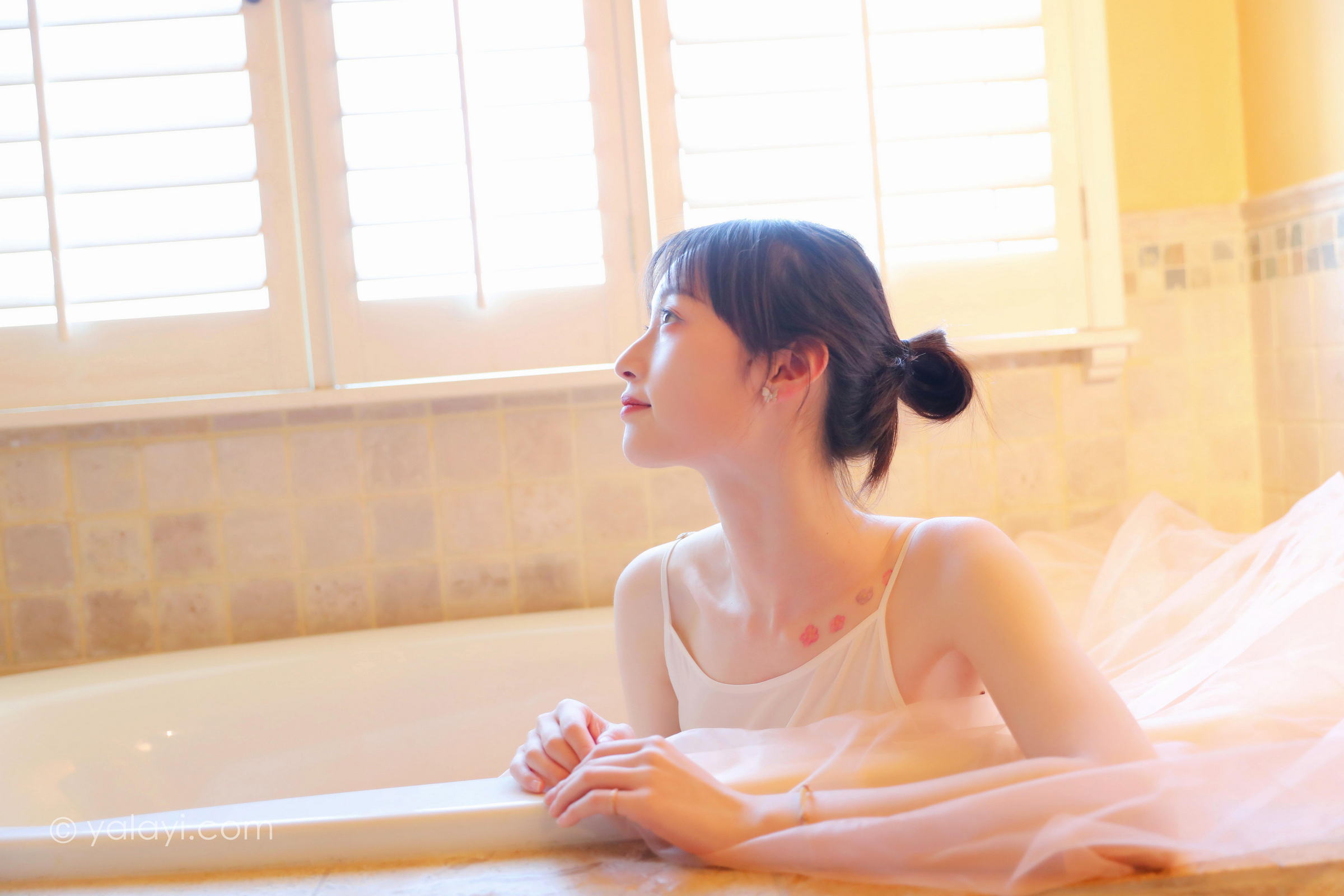 [YALAYI雅拉伊]2022.05.20 不是风景 京京 白色透视镂空披肩加橙色吊带睡衣裙性感写真集第5张