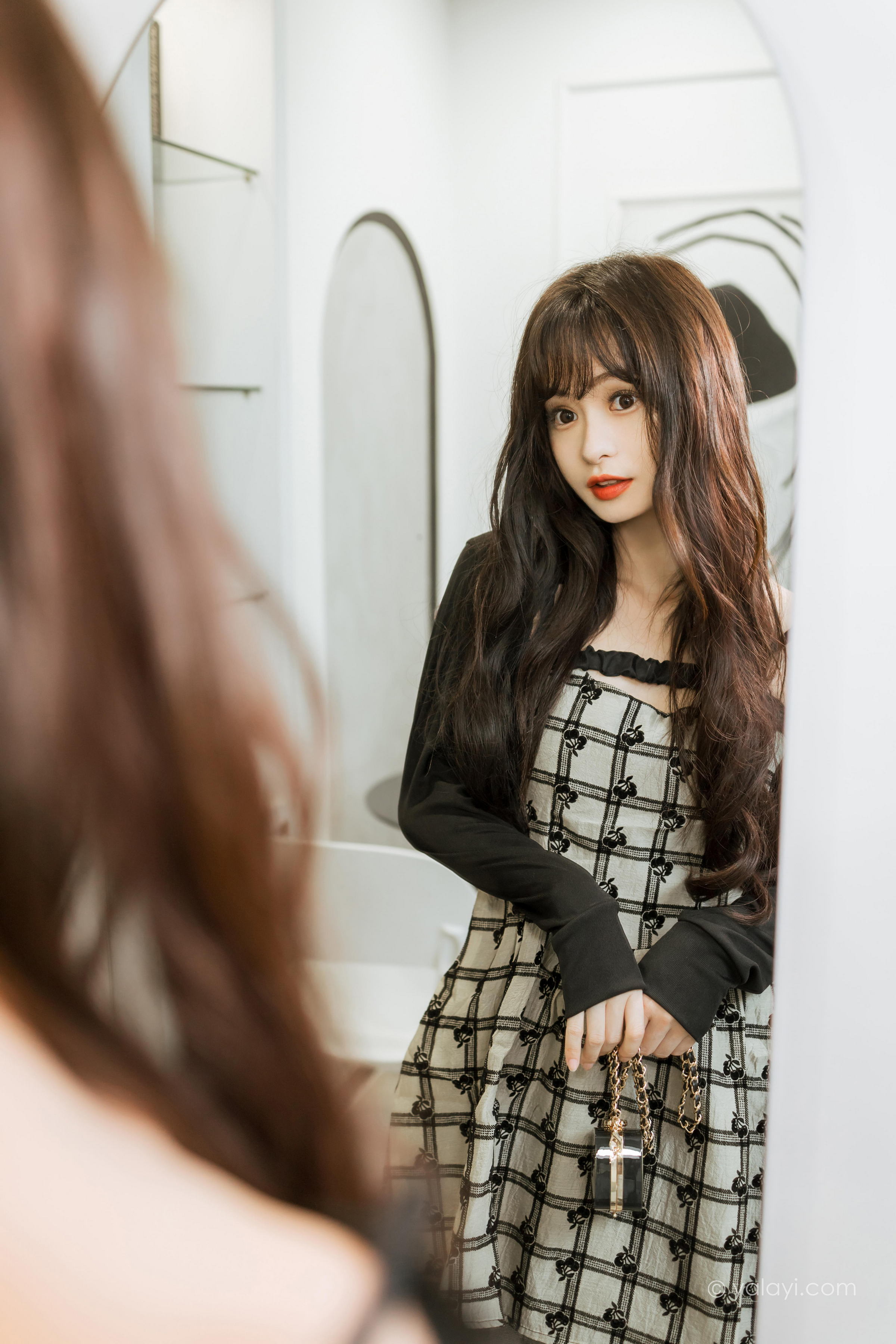 [YALAYI雅拉伊]2022.09.05 温柔的夜 小亭 黑色小外套加白色格子连衣裙居家清纯写真集第3张