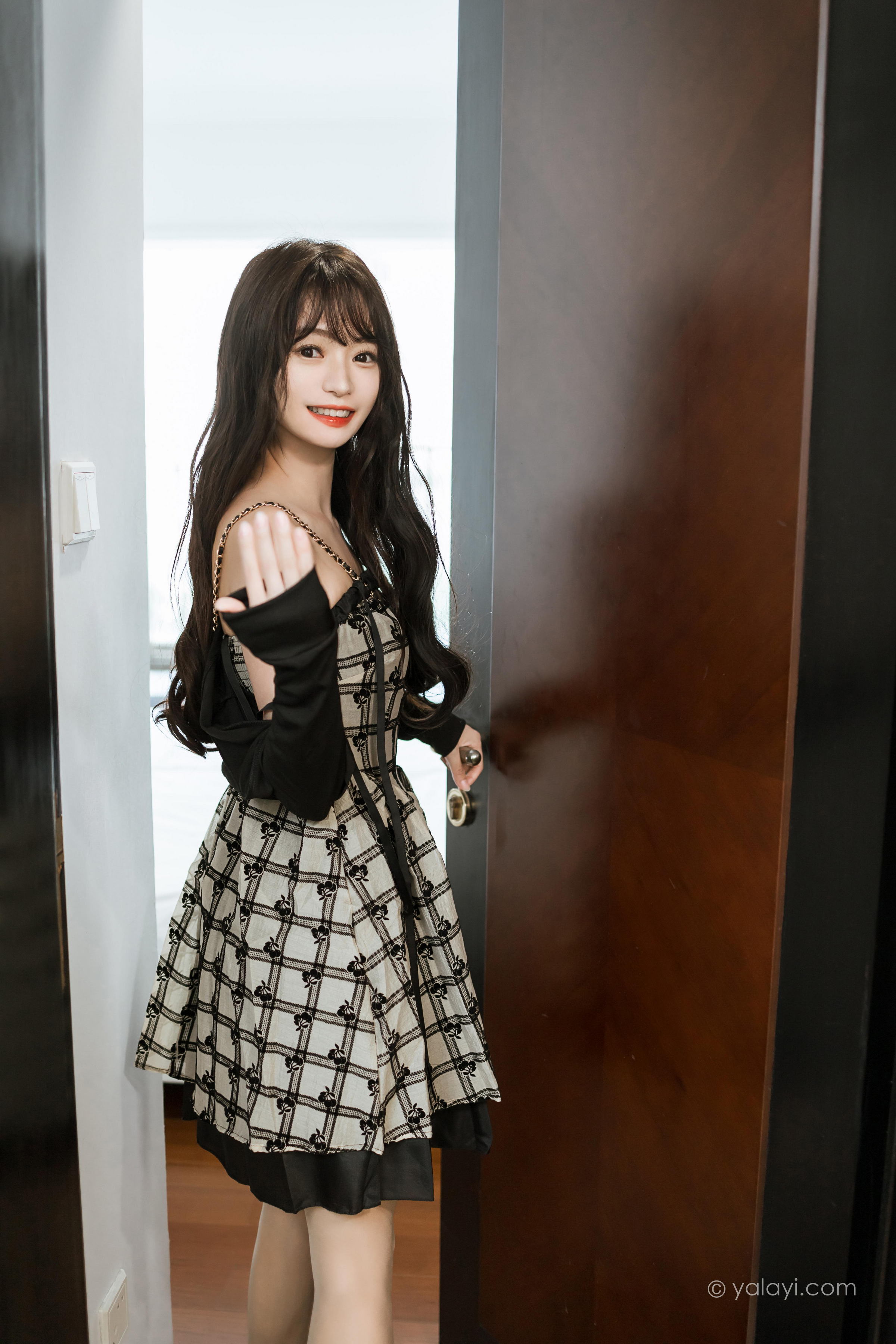 [YALAYI雅拉伊]2022.09.05 温柔的夜 小亭 黑色小外套加白色格子连衣裙居家清纯写真集第5张