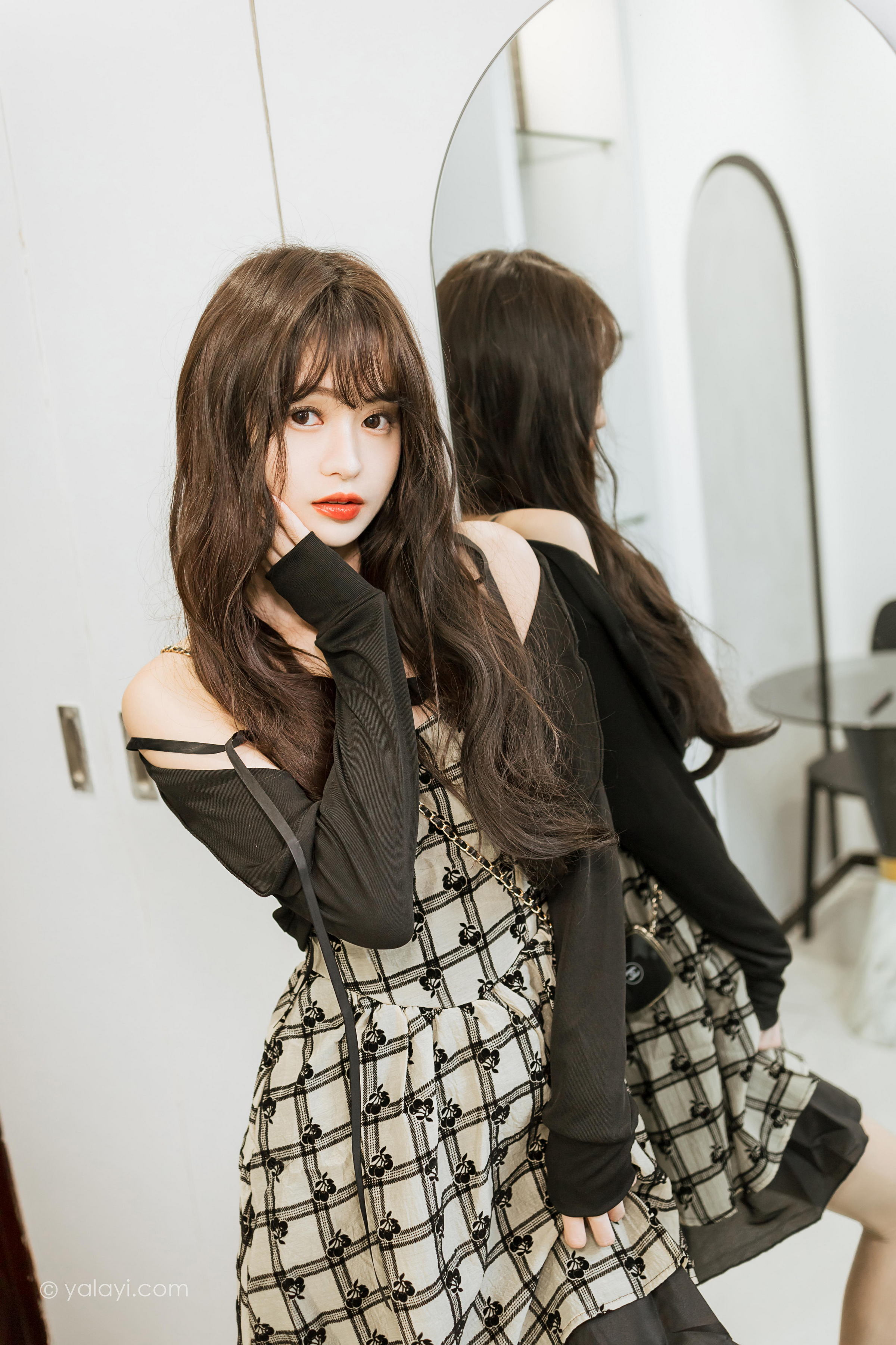 [YALAYI雅拉伊]2022.09.05 温柔的夜 小亭 黑色小外套加白色格子连衣裙居家清纯写真集第4张