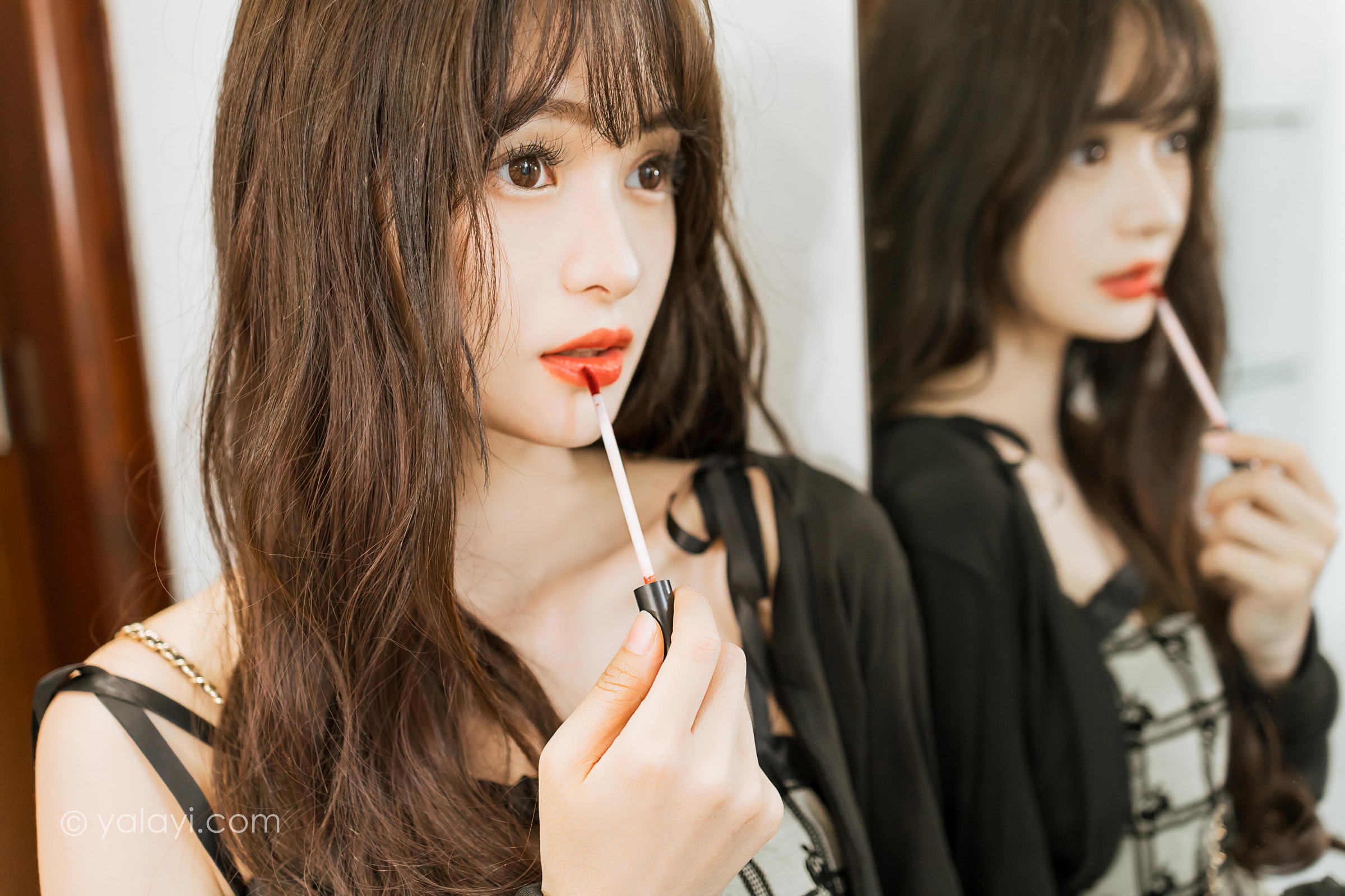 [YALAYI雅拉伊]2022.09.05 温柔的夜 小亭 黑色小外套加白色格子连衣裙居家清纯写真集第4张