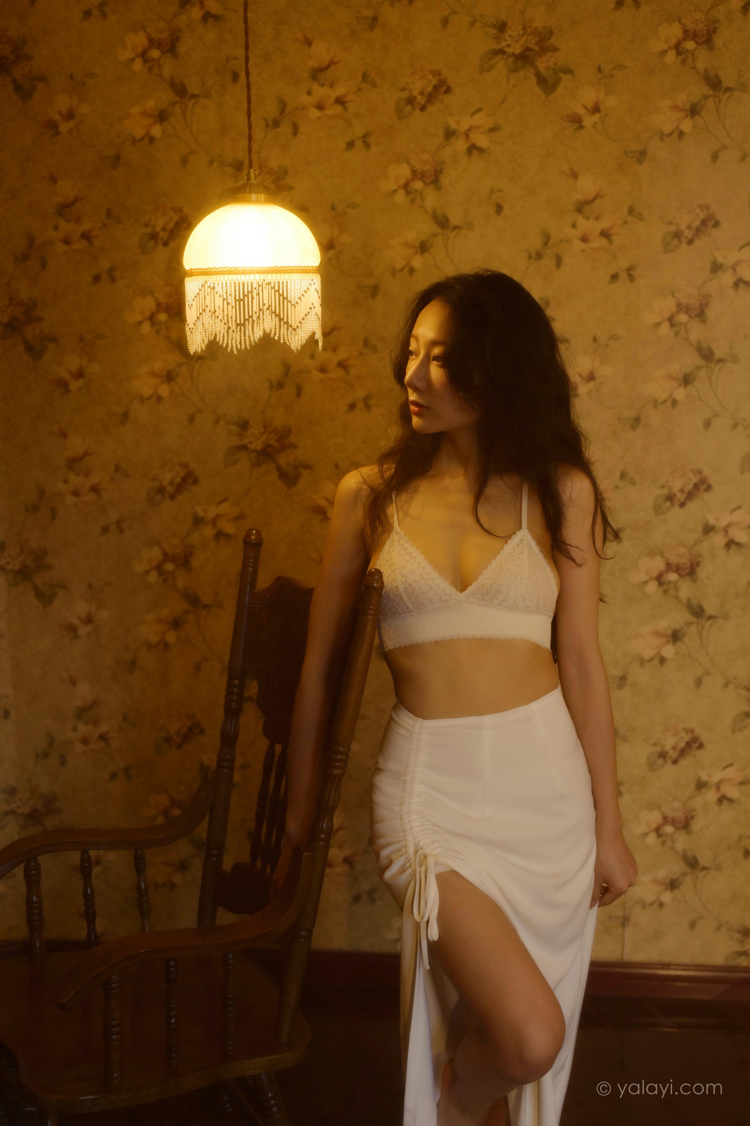 [YALAYI雅拉伊]2022.10.12 她是谁 何嘉颖 白色蕾丝内衣加开叉长裙居家性感私房写真集第11张