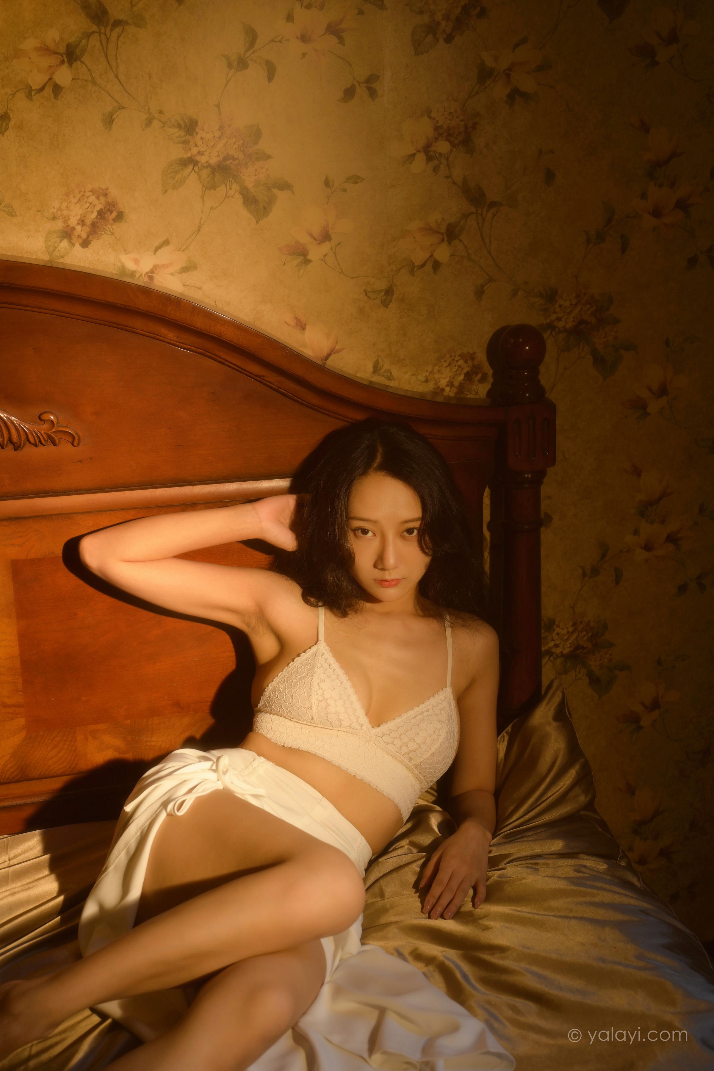 [YALAYI雅拉伊]2022.10.12 她是谁 何嘉颖 白色蕾丝内衣加开叉长裙居家性感私房写真集第3张